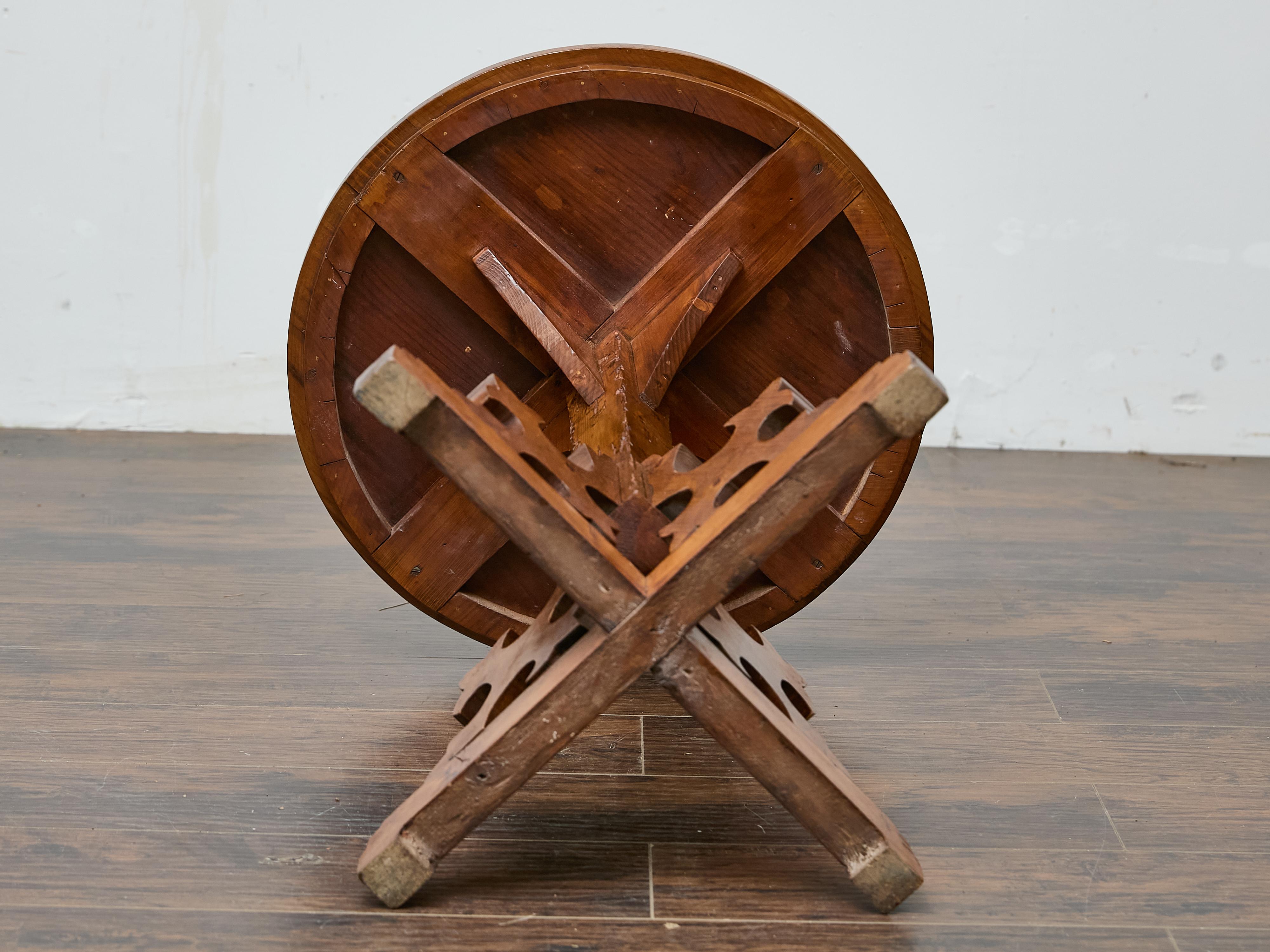 Table tripode en pin anglais de style néo-gothique avec base à volutes, 19e siècle Bon état - En vente à Atlanta, GA