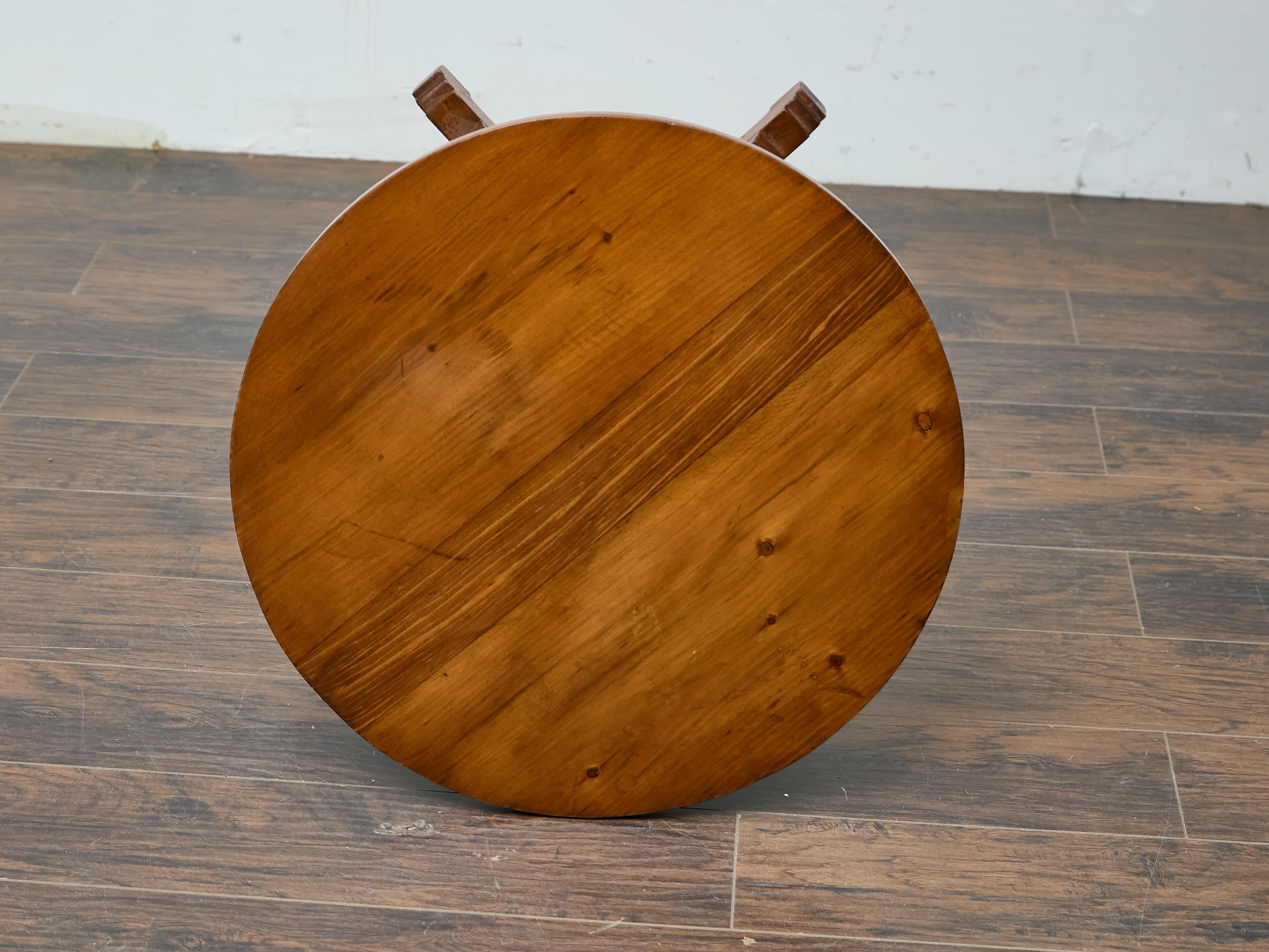 Table tripode en pin anglais de style néo-gothique avec base à volutes, 19e siècle en vente 1