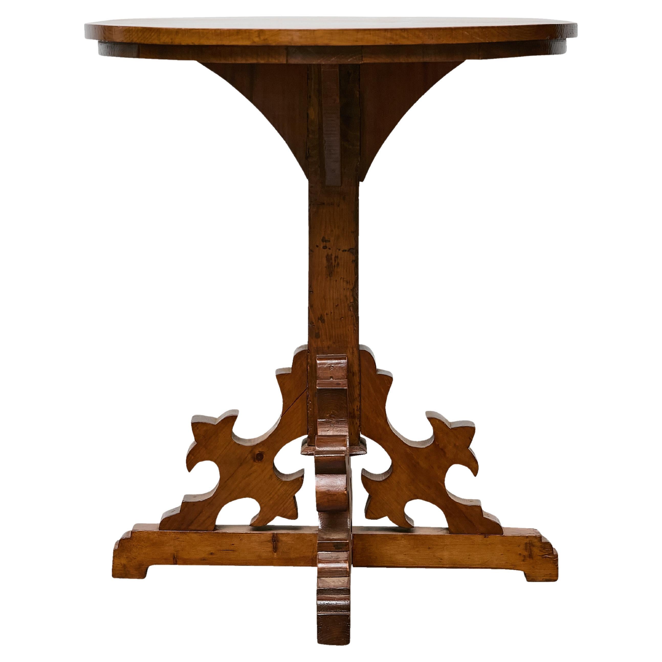 Table tripode en pin anglais de style néo-gothique avec base à volutes, 19e siècle en vente