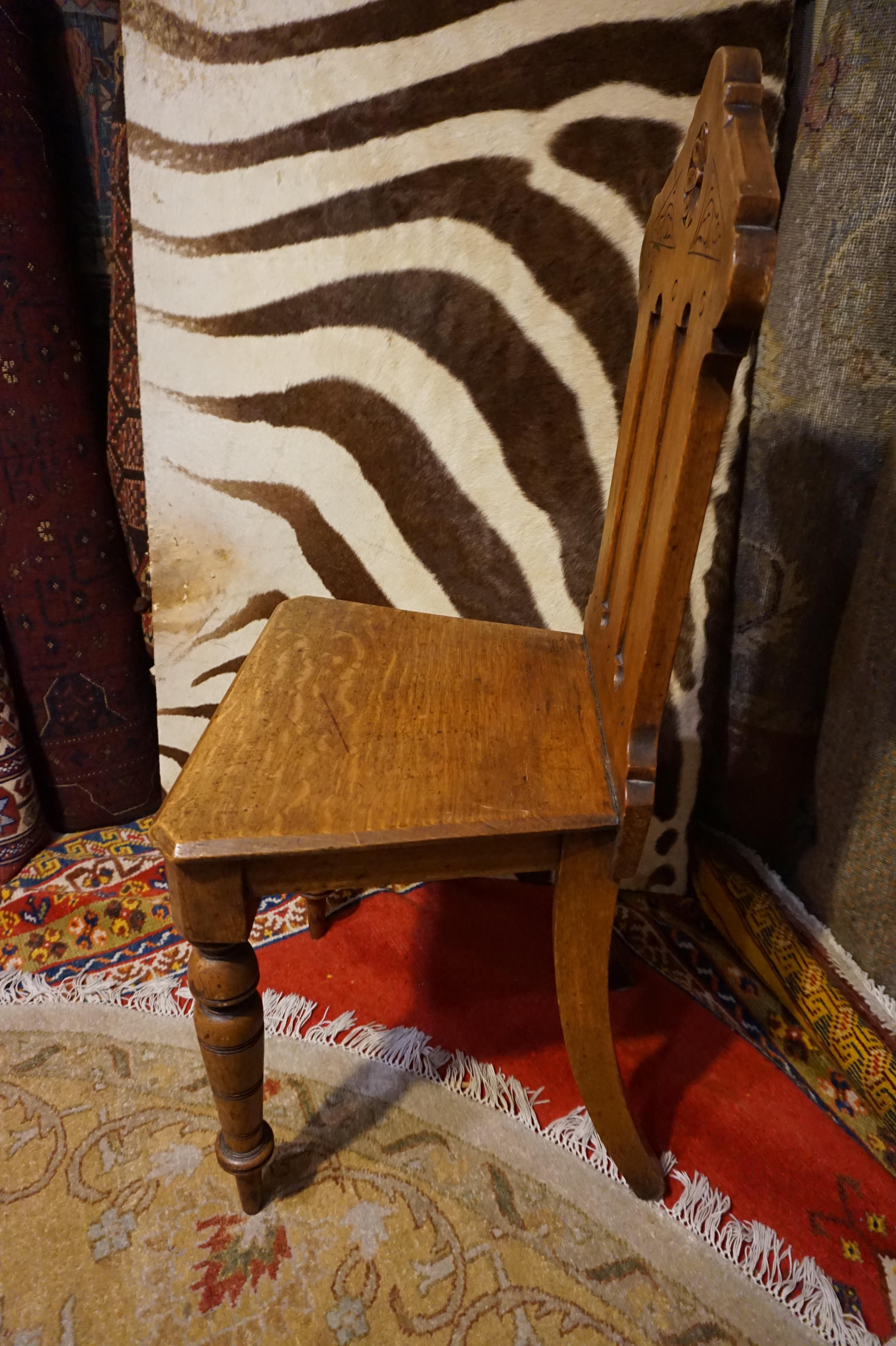 Chaise d'appoint en chêne massif de style néo-gothique anglais, sculptée à la main. en vente 1