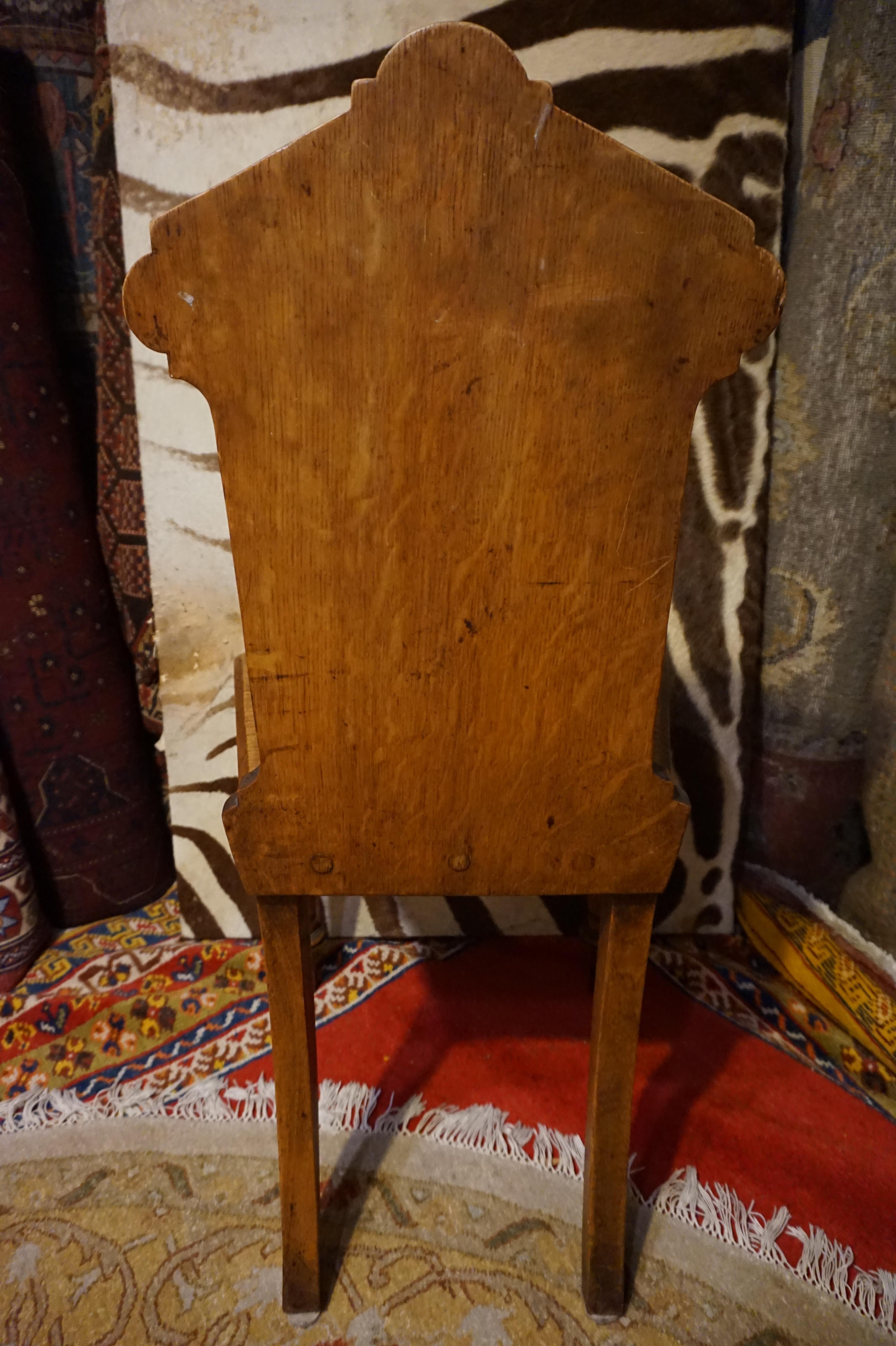 Chaise d'appoint en chêne massif de style néo-gothique anglais, sculptée à la main. en vente 3