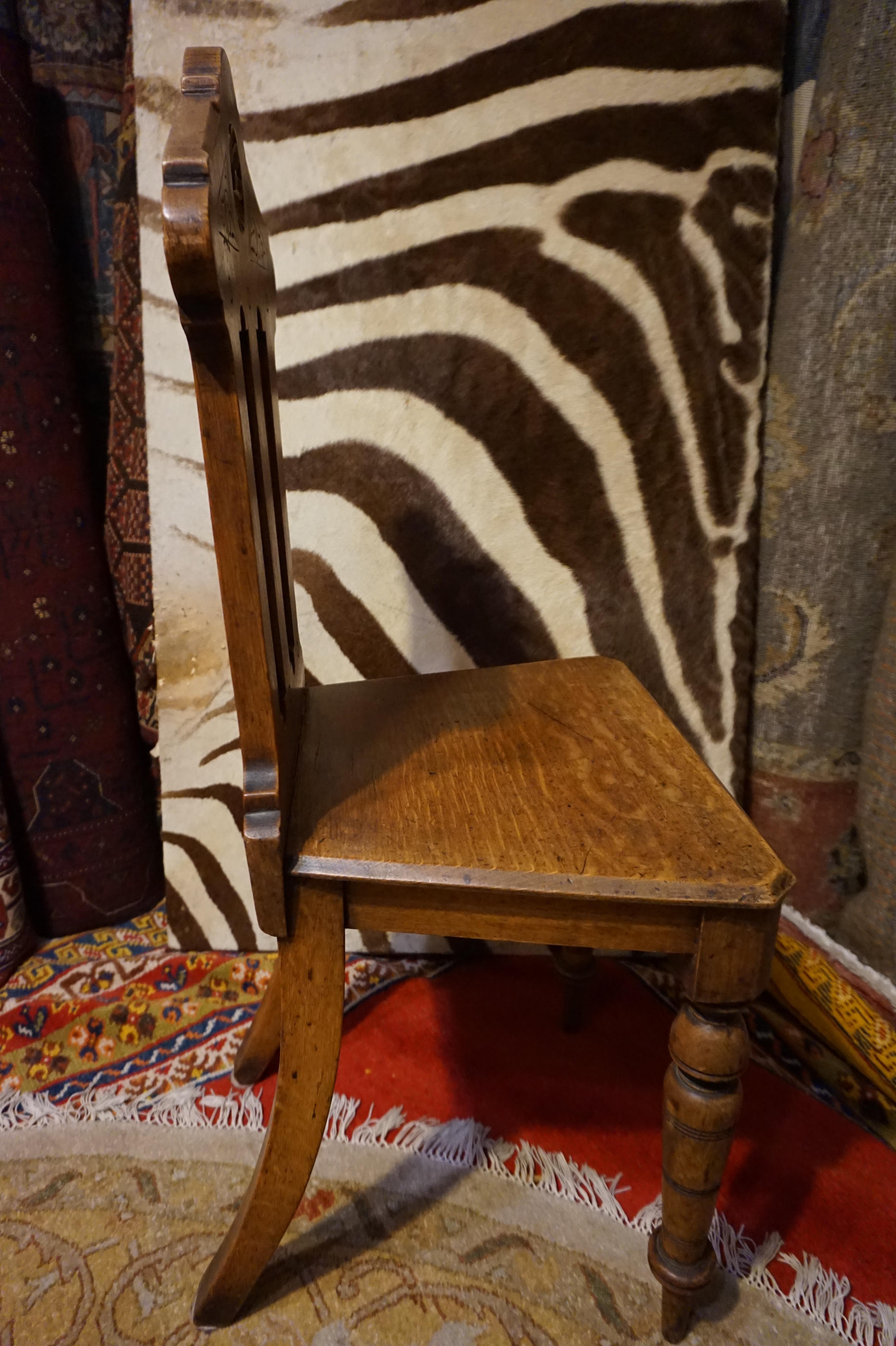 Chaise d'appoint en chêne massif de style néo-gothique anglais, sculptée à la main. en vente 7