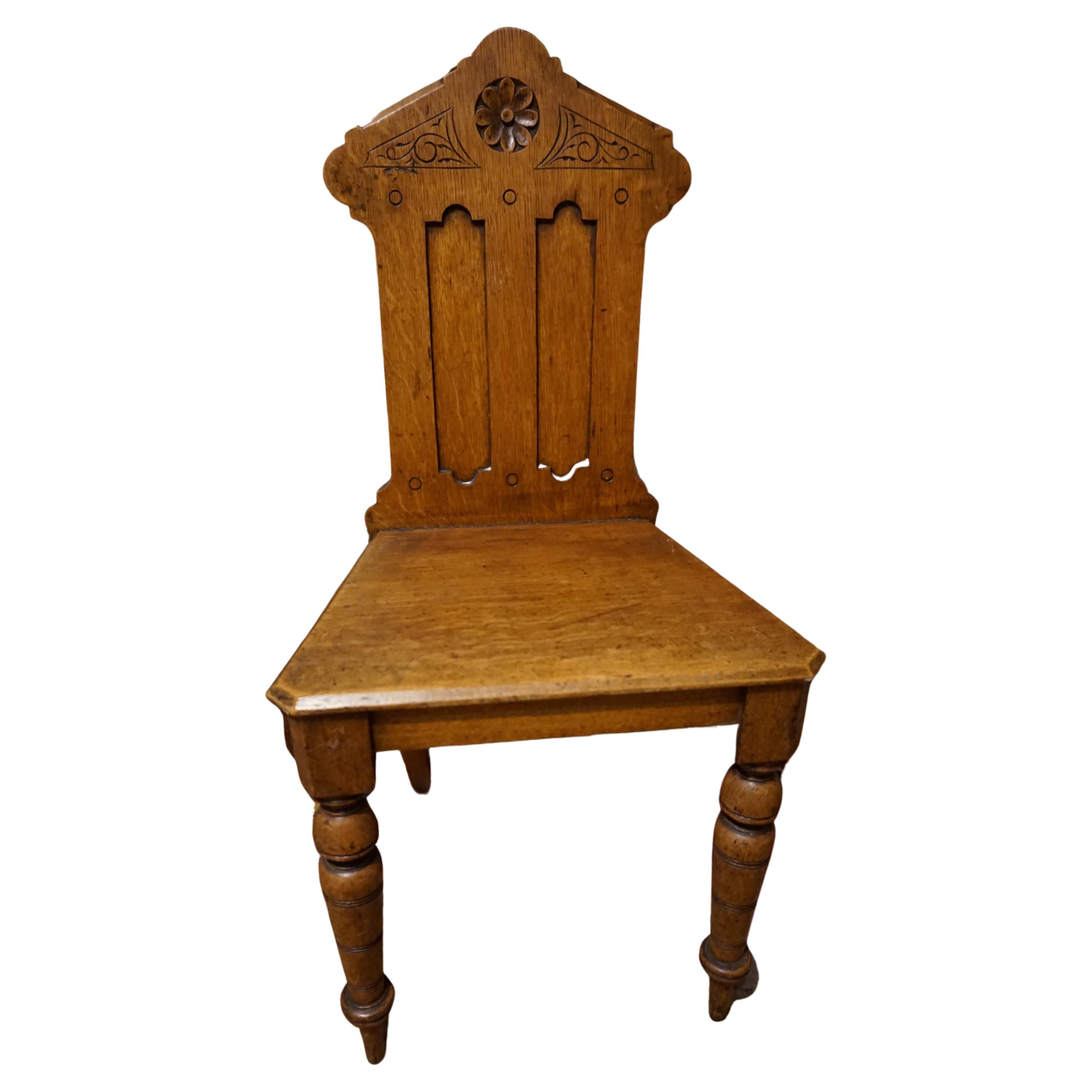 Chaise d'appoint en chêne massif de style néo-gothique anglais, sculptée à la main.