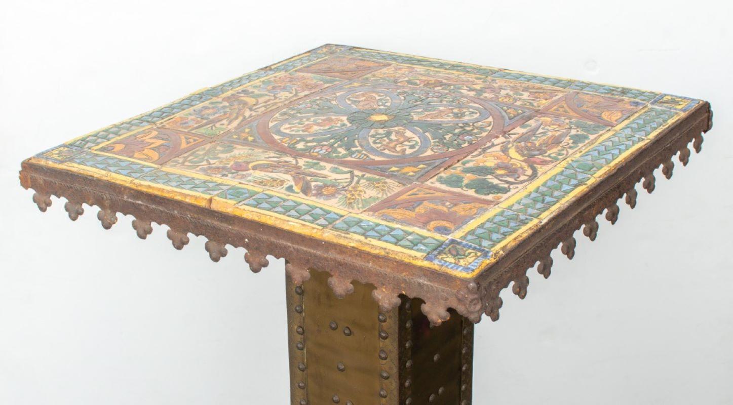 Table à plateau en faïence de style Revive gothique en vente 5