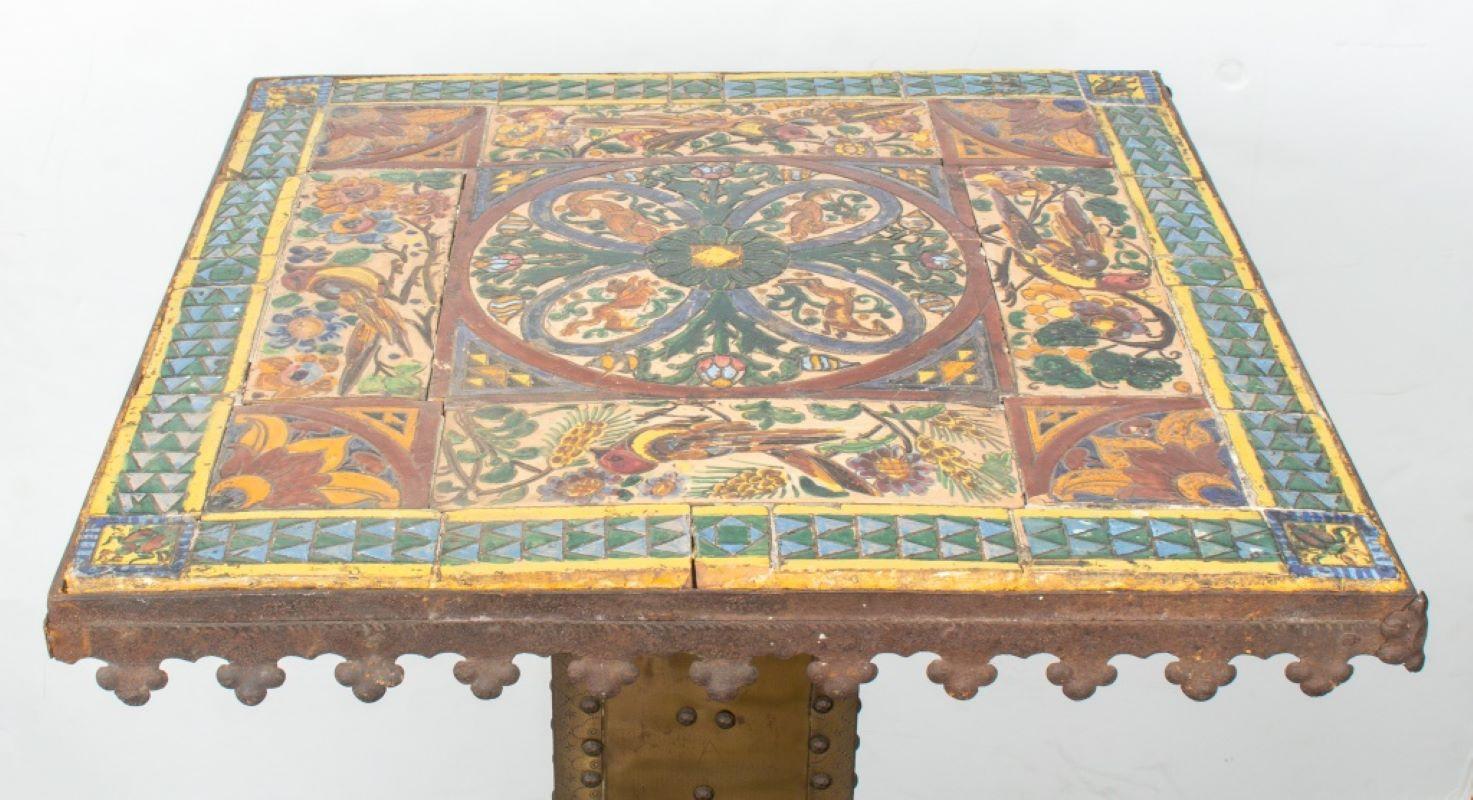 Table à plateau en faïence de style Revive gothique en vente 3