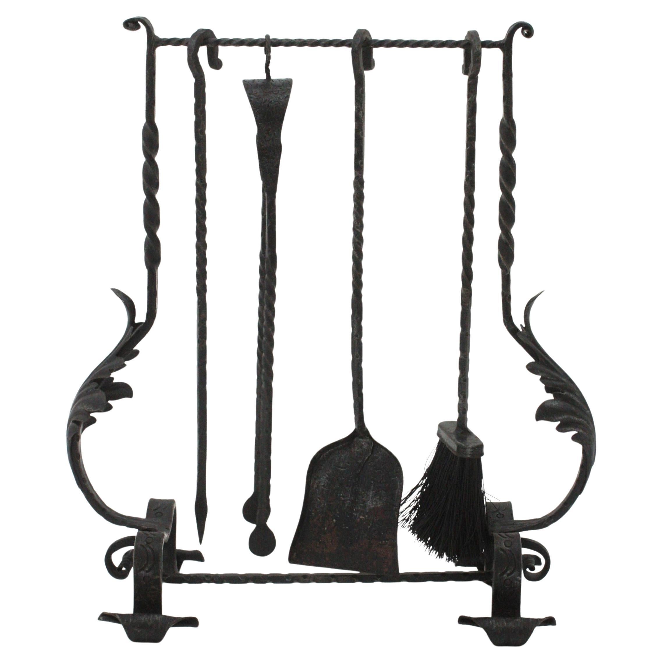 Ensemble d'outils de cheminée néo-gothique en fer forgé avec motif de feuillage, années 1940