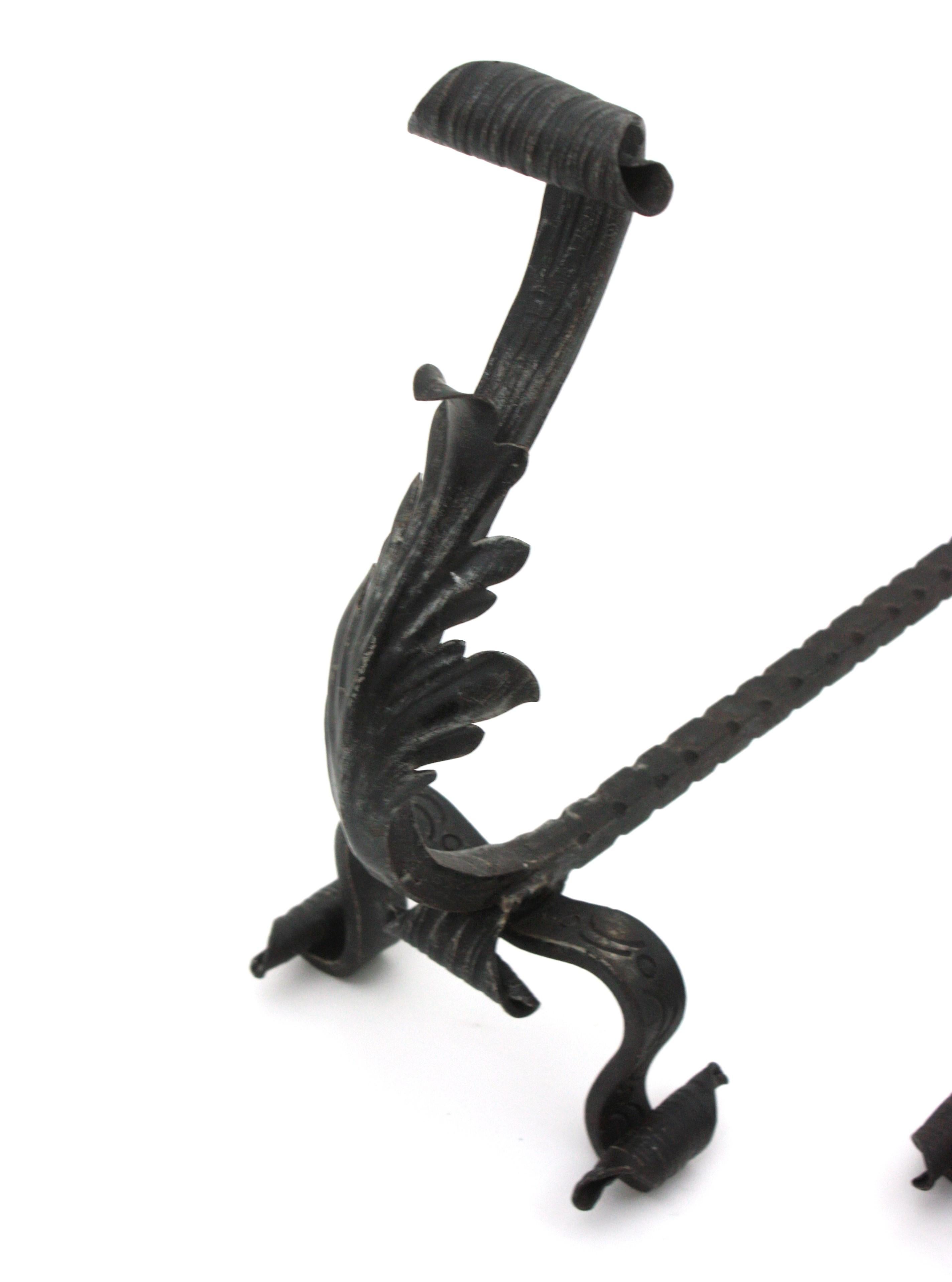 Gotisches Revival Laub Kamin Andirons aus Schmiedeeisen im Angebot 2