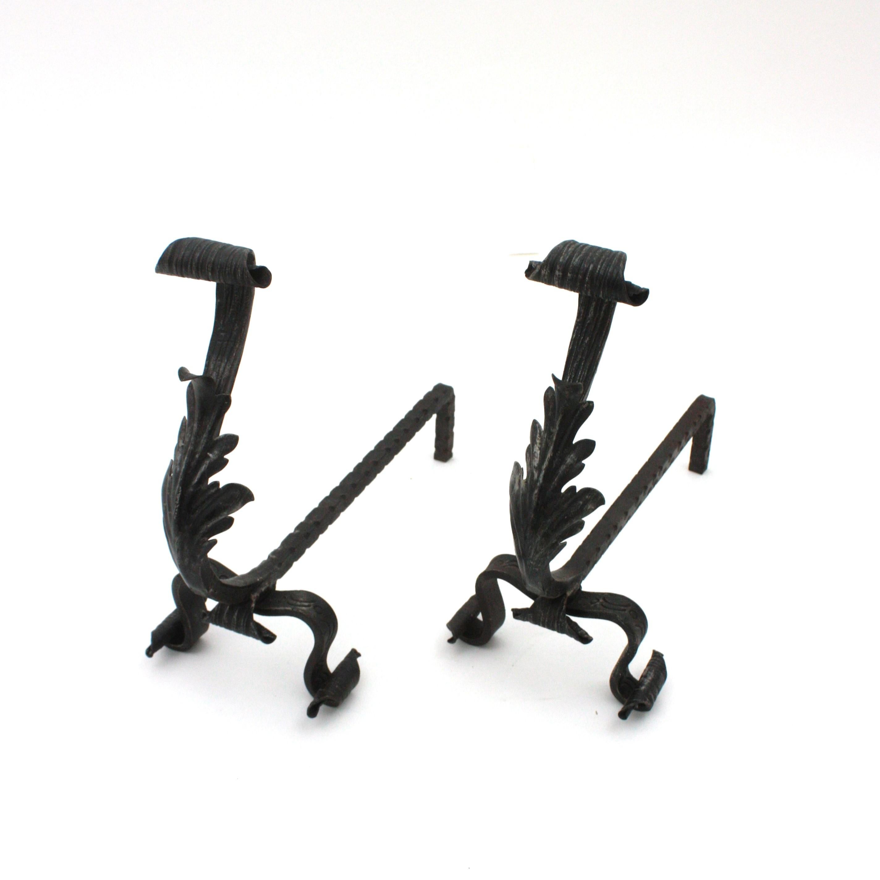 Gotisches Revival Laub Kamin Andirons aus Schmiedeeisen im Angebot 3