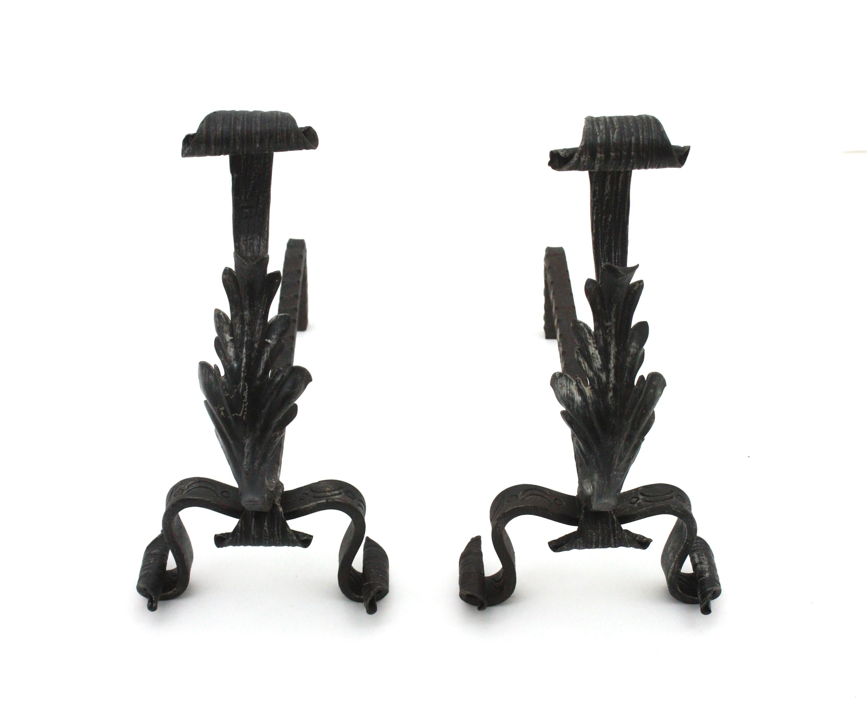 Gotisches Revival Laub Kamin Andirons aus Schmiedeeisen im Angebot 5