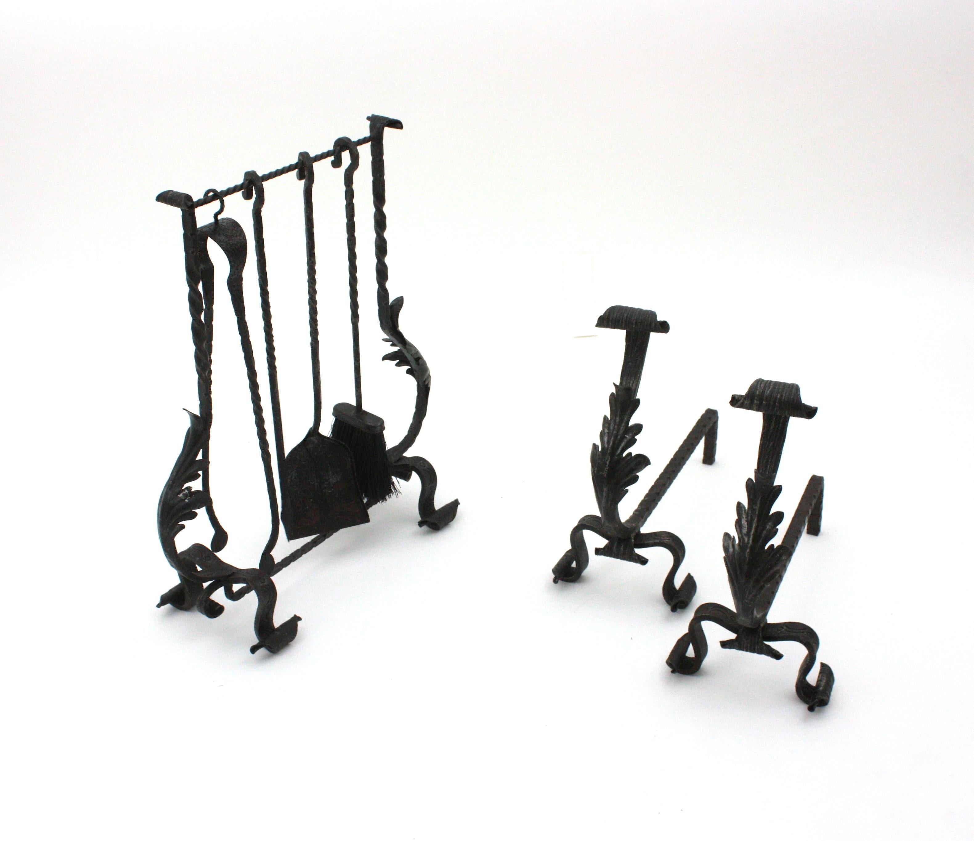 Gotisches Revival Laub Kamin Andirons aus Schmiedeeisen im Angebot 6