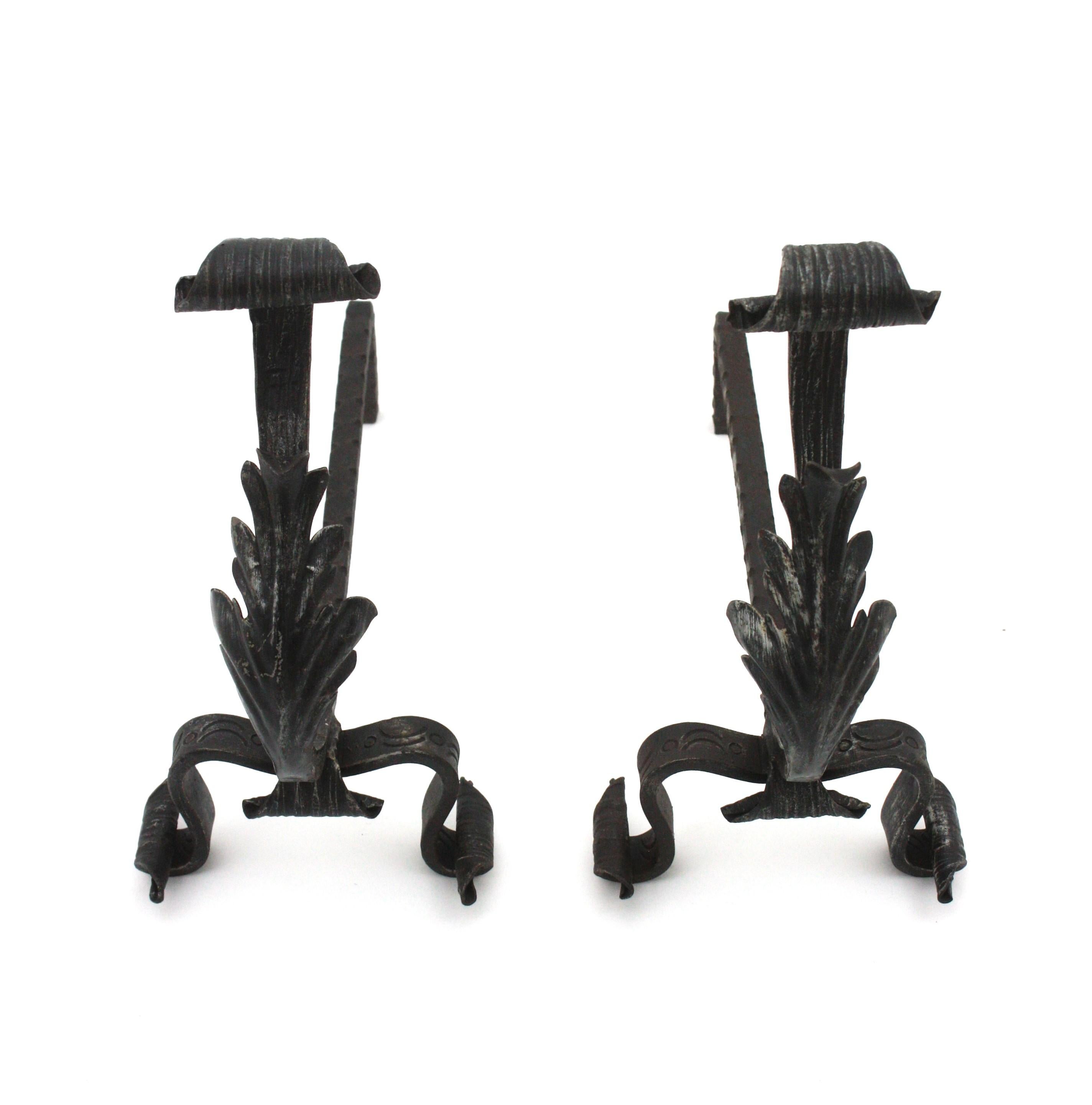 Gotisches Revival Laub Kamin Andirons aus Schmiedeeisen (Neugotik) im Angebot