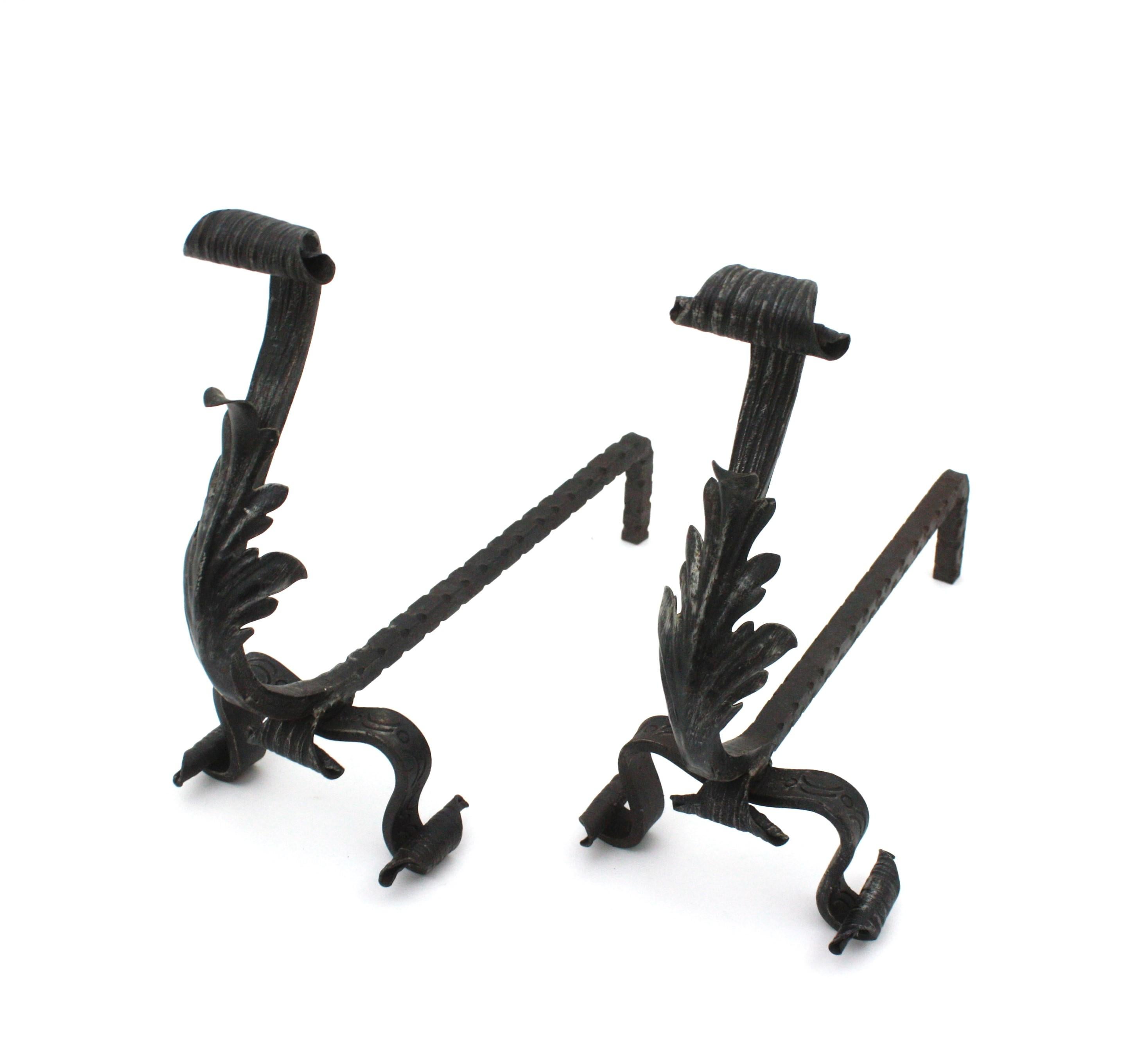 Gotisches Revival Laub Kamin Andirons aus Schmiedeeisen (Geschmiedet) im Angebot
