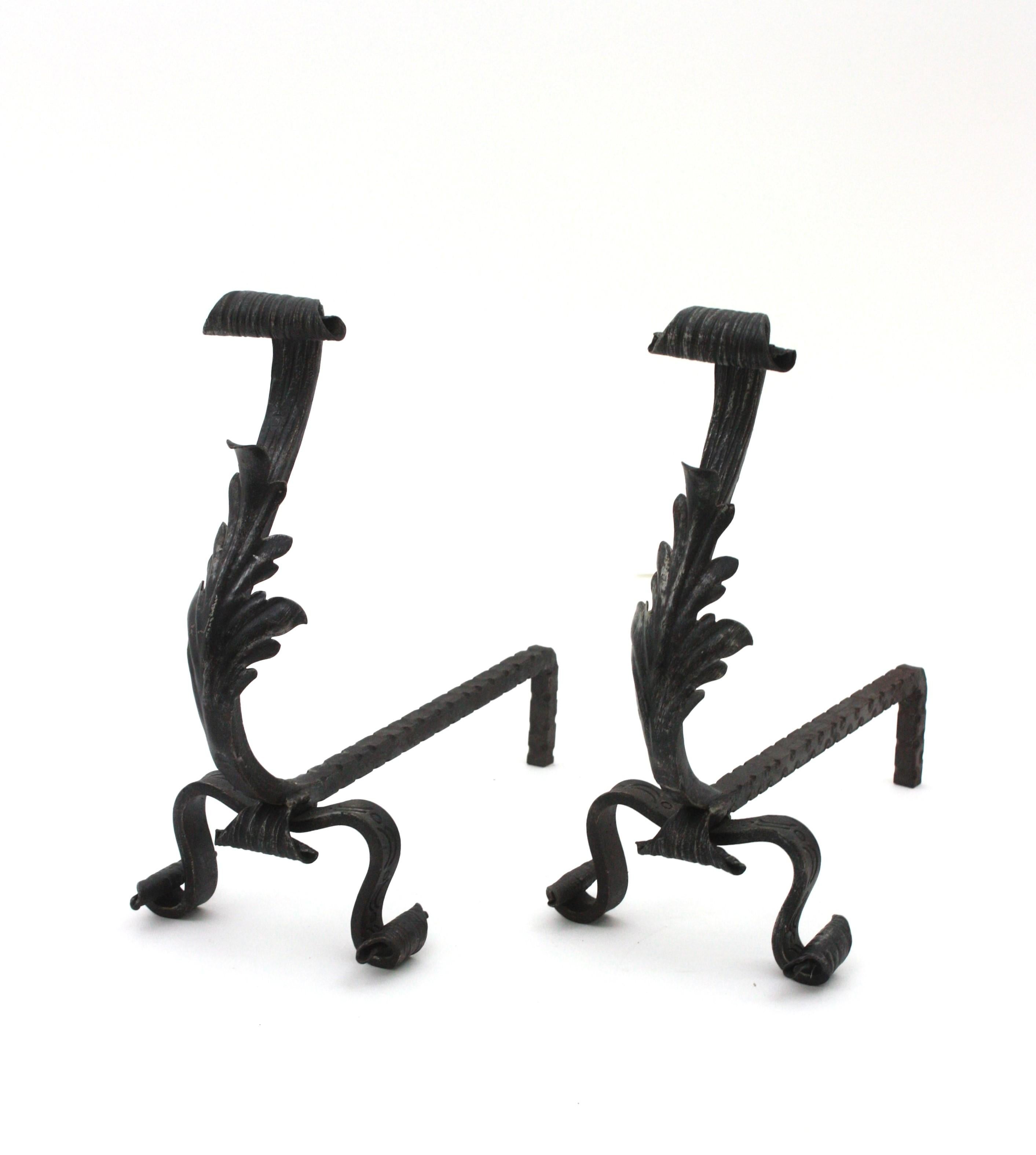 Gotisches Revival Laub Kamin Andirons aus Schmiedeeisen (Eisen) im Angebot