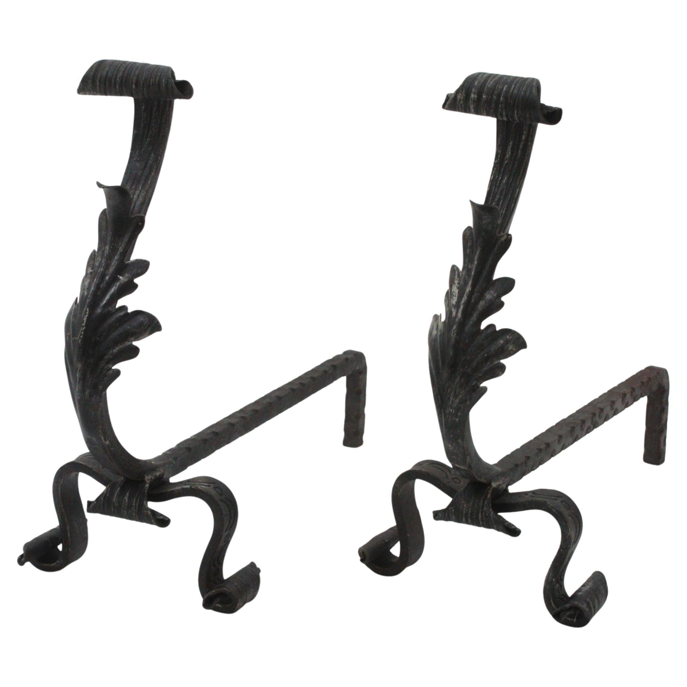 Gotisches Revival Laub Kamin Andirons aus Schmiedeeisen im Angebot