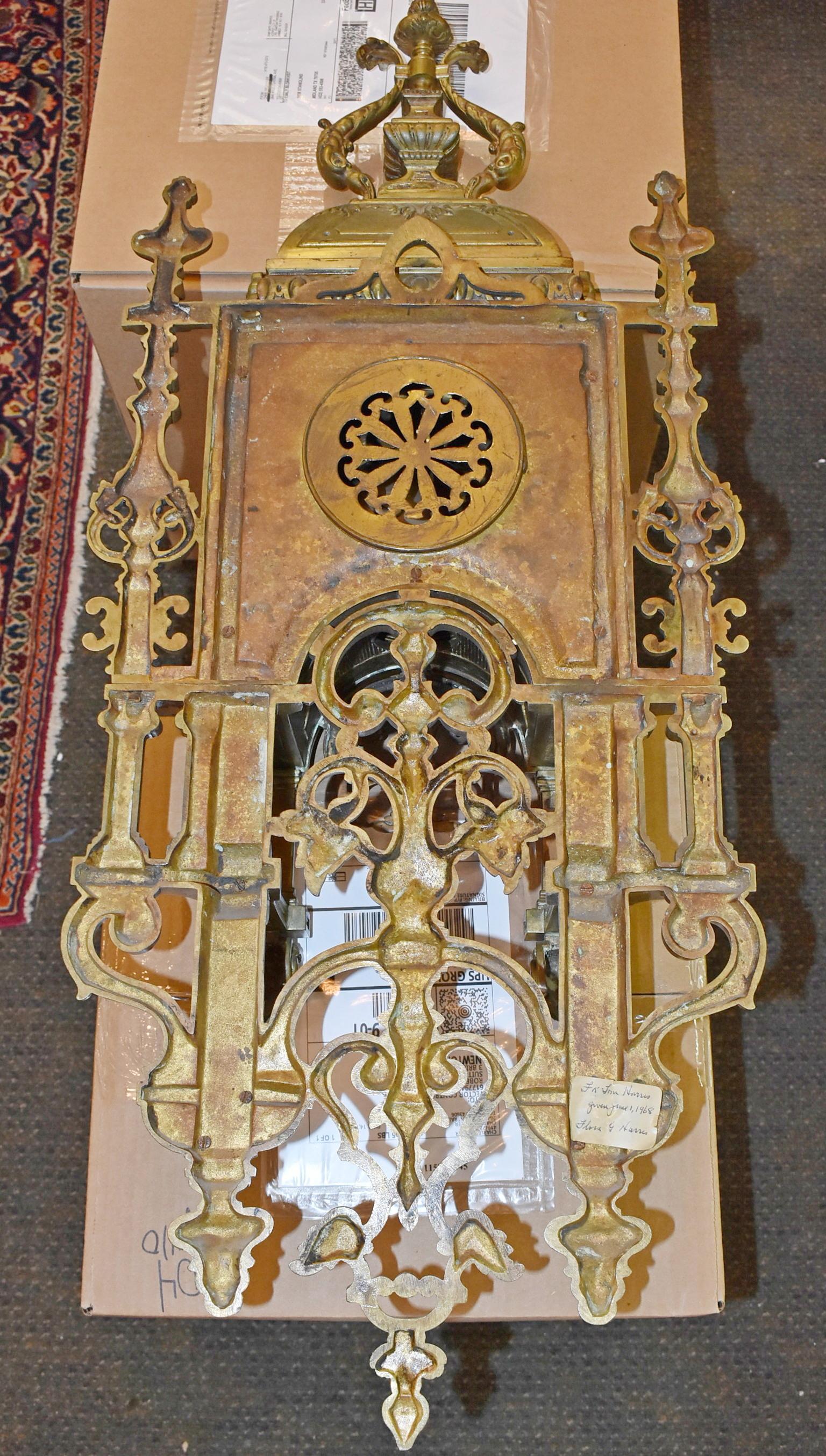 Horloge murale en bronze orné de style néo-gothique français. Circa 19ème siècle. Pendule murale en bronze français ornementée, attribuée à De La Rue. Face émaillée avec chiffres romains marquée 