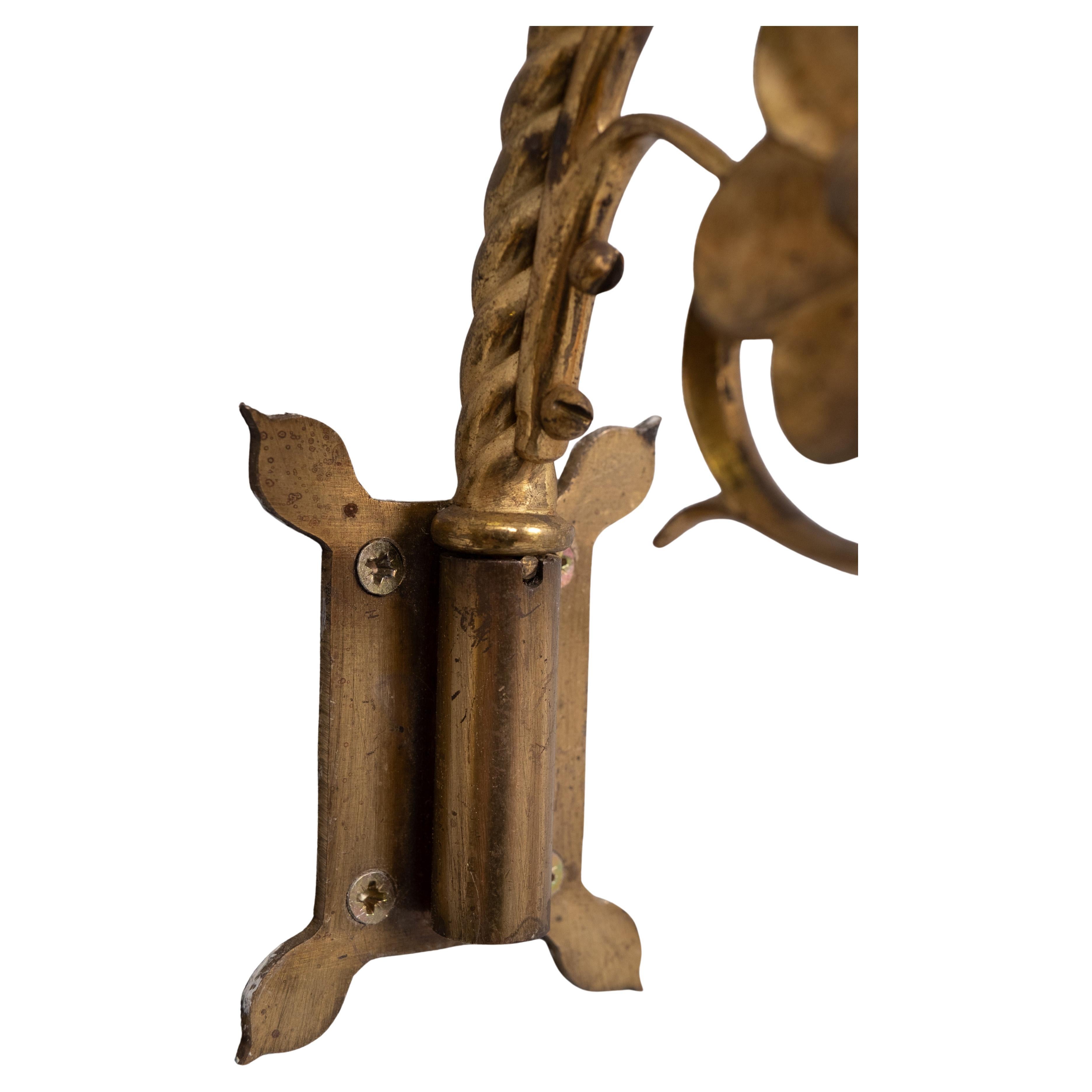 Bellissimo set di applique da parete in stile gotico.
Forzato a mano, in ottone dorato, molto bello e decorato. 
è rarissimo trovare un set di 4 pezzi. Viene fornito con le staffe fatte a mano.  
Tutti in buone condizioni .1890 Holland 
