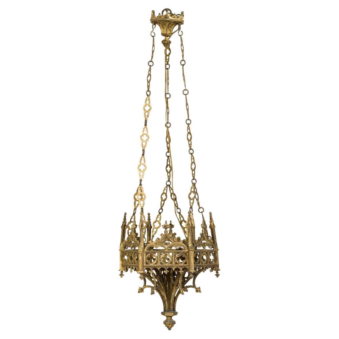 Lampadario in bronzo dorato in stile neogotico, XIX secolo, con motivi in filigrana