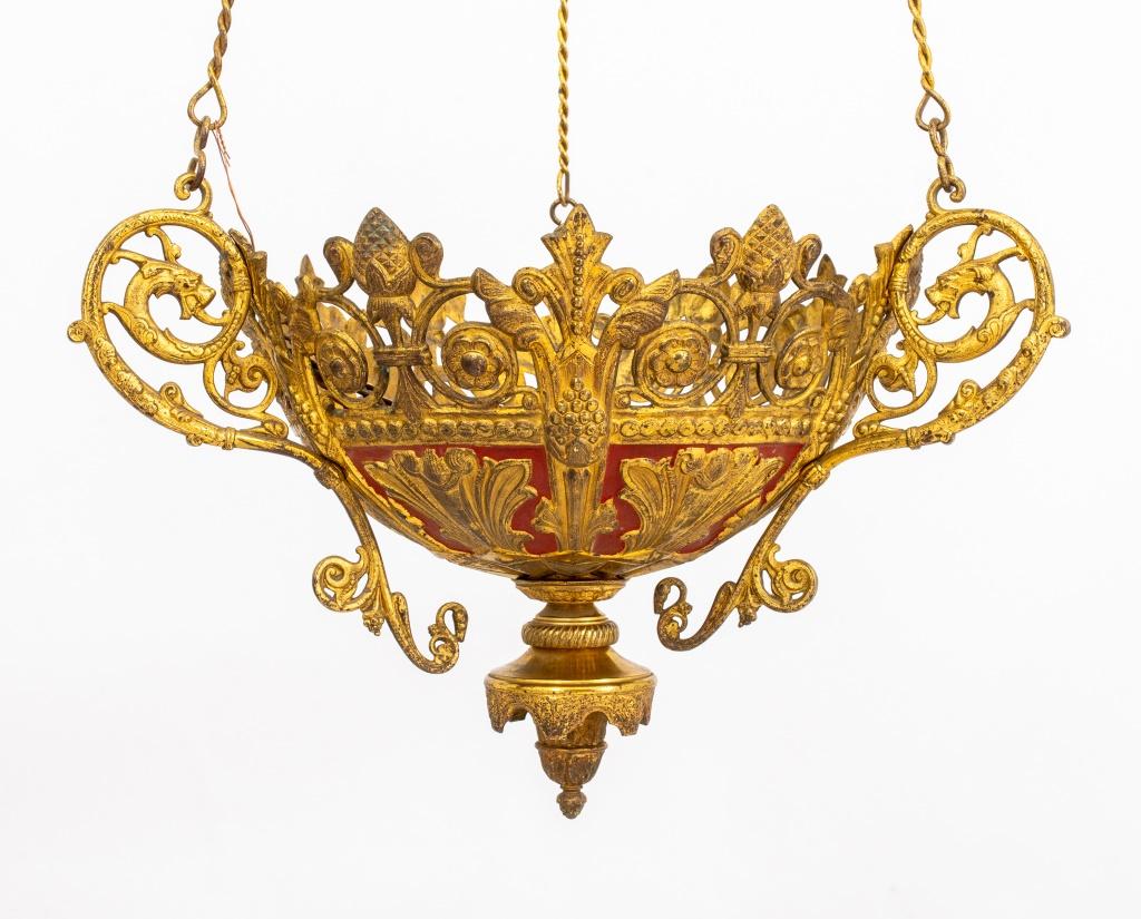 Colgante de metal dorado de renacimiento gótico, hacia el siglo XIX, con volutas caladas con motivo de dragón y cesta pintada de rojo. 50