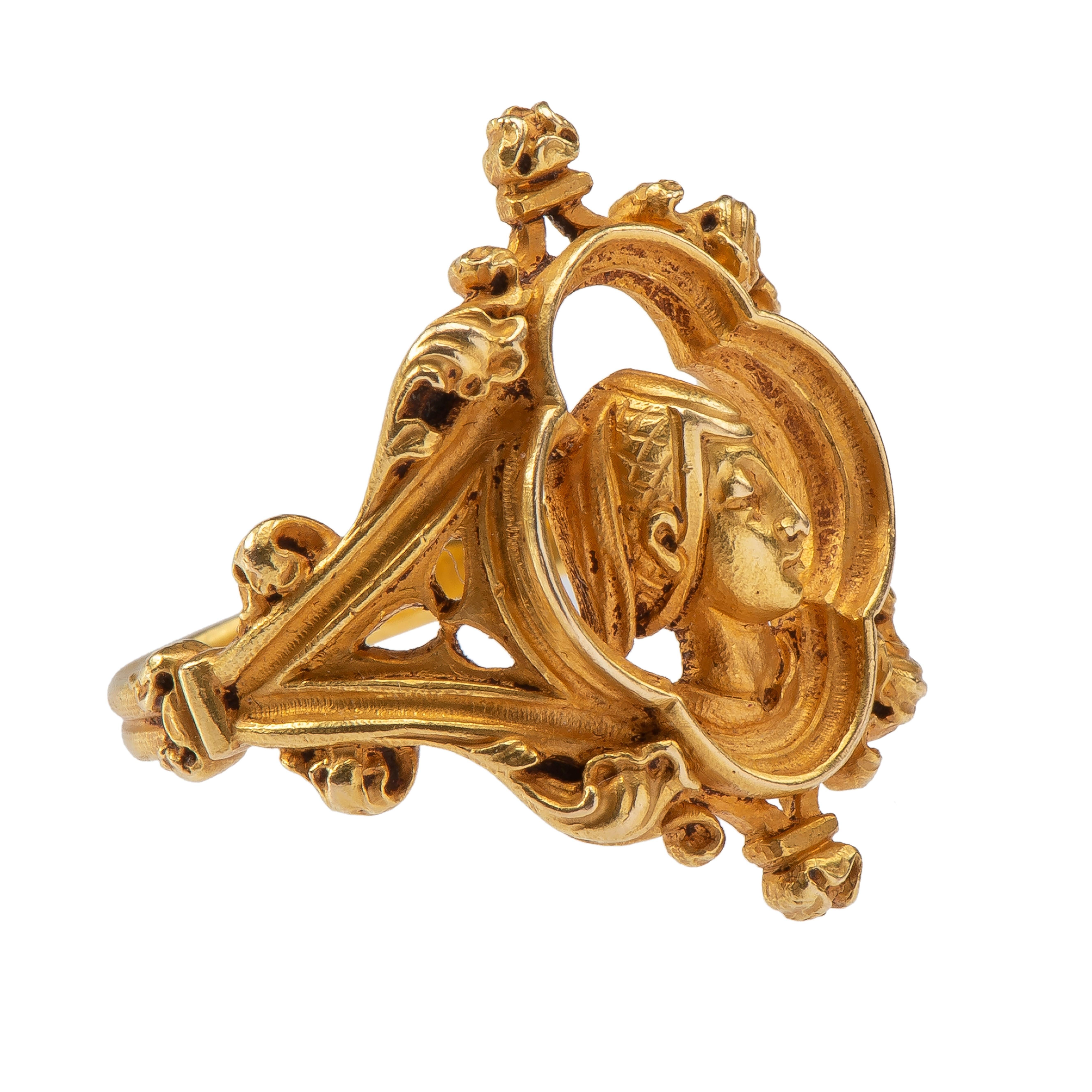 Ring der Jeanne d'Arc von Louis Wièse (1852-1930)
Frankreich, um 1890
Gold
Gewicht 9,3 gr.; Umfang 56,45 mm; US Größe 7 3/4; UK Größe P ½

Gegossener und ziselierter, durchbrochener Goldring mit quadratischem Querschnitt, der in der unteren Hälfte