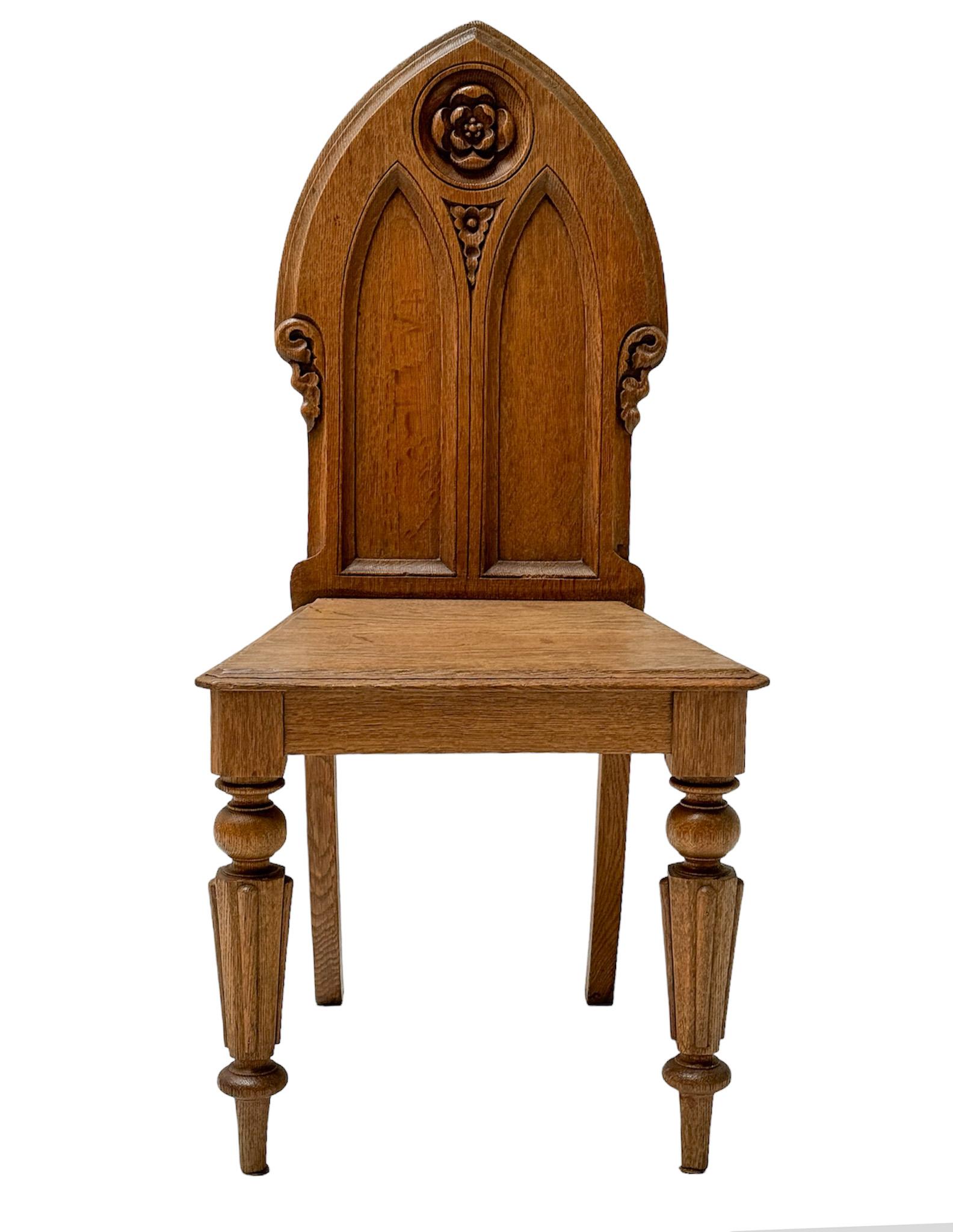 Stupefacente e rara sedia laterale in stile Gothic Revival.
Un sorprendente design olandese degli anni '1930.
Struttura in rovere massiccio con elementi originali intagliati a mano.
Questa meravigliosa poltrona gotica è in ottime condizioni