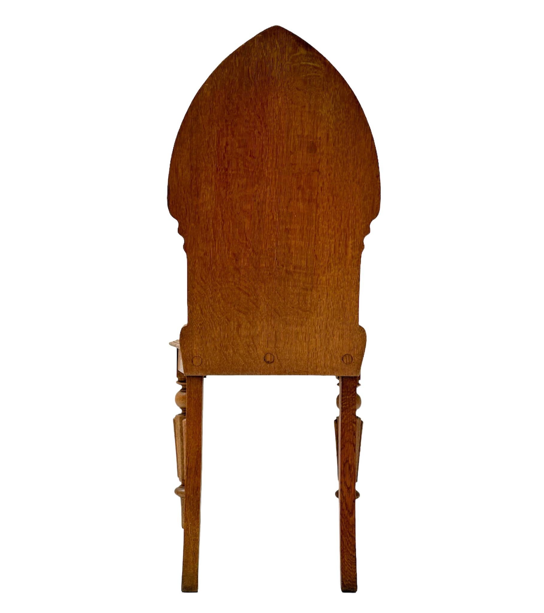 Neogotico Sedia laterale intagliata a mano in stile Gothic Revival, anni '30 in vendita