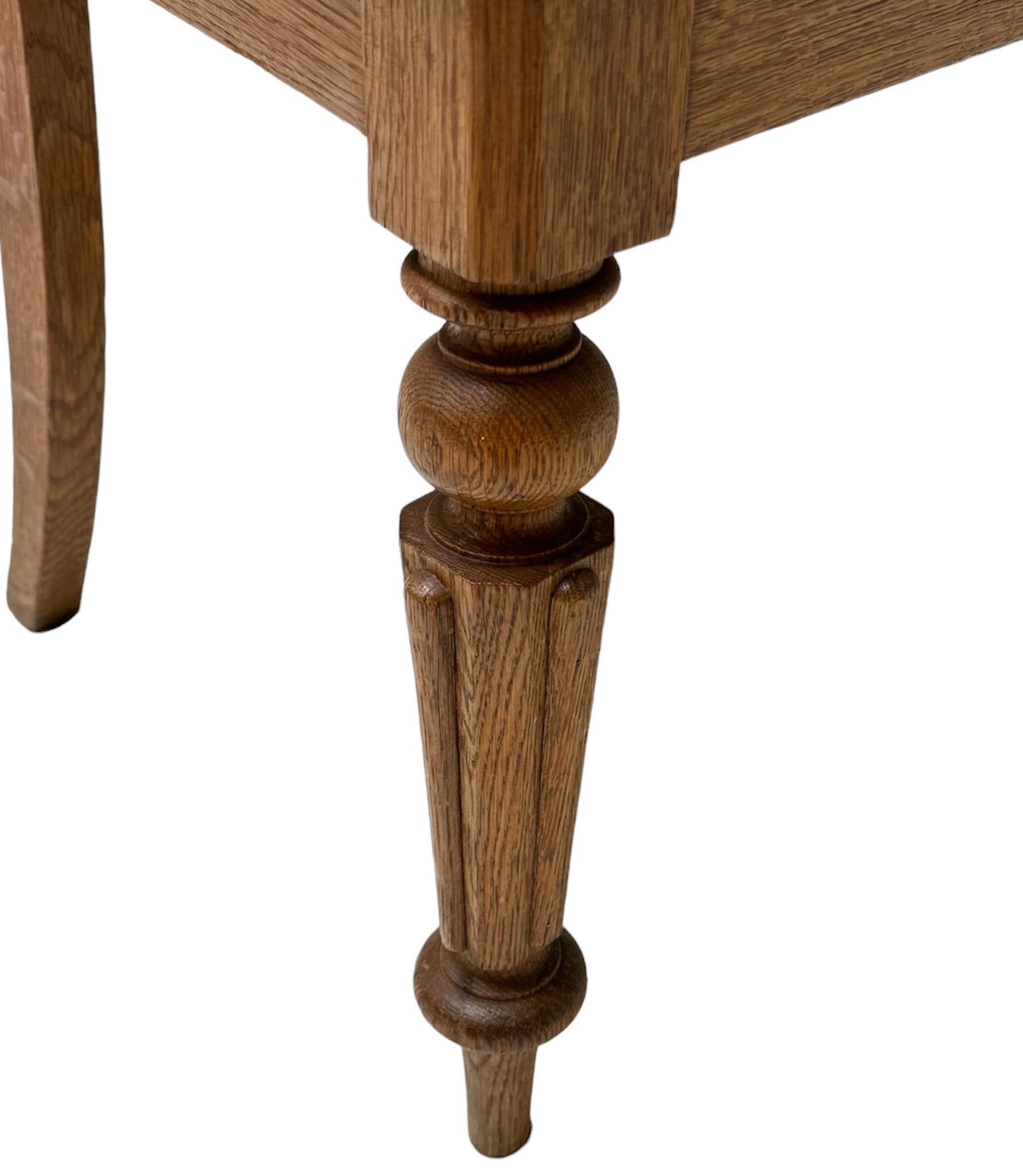 Olandese Sedia laterale intagliata a mano in stile Gothic Revival, anni '30 in vendita