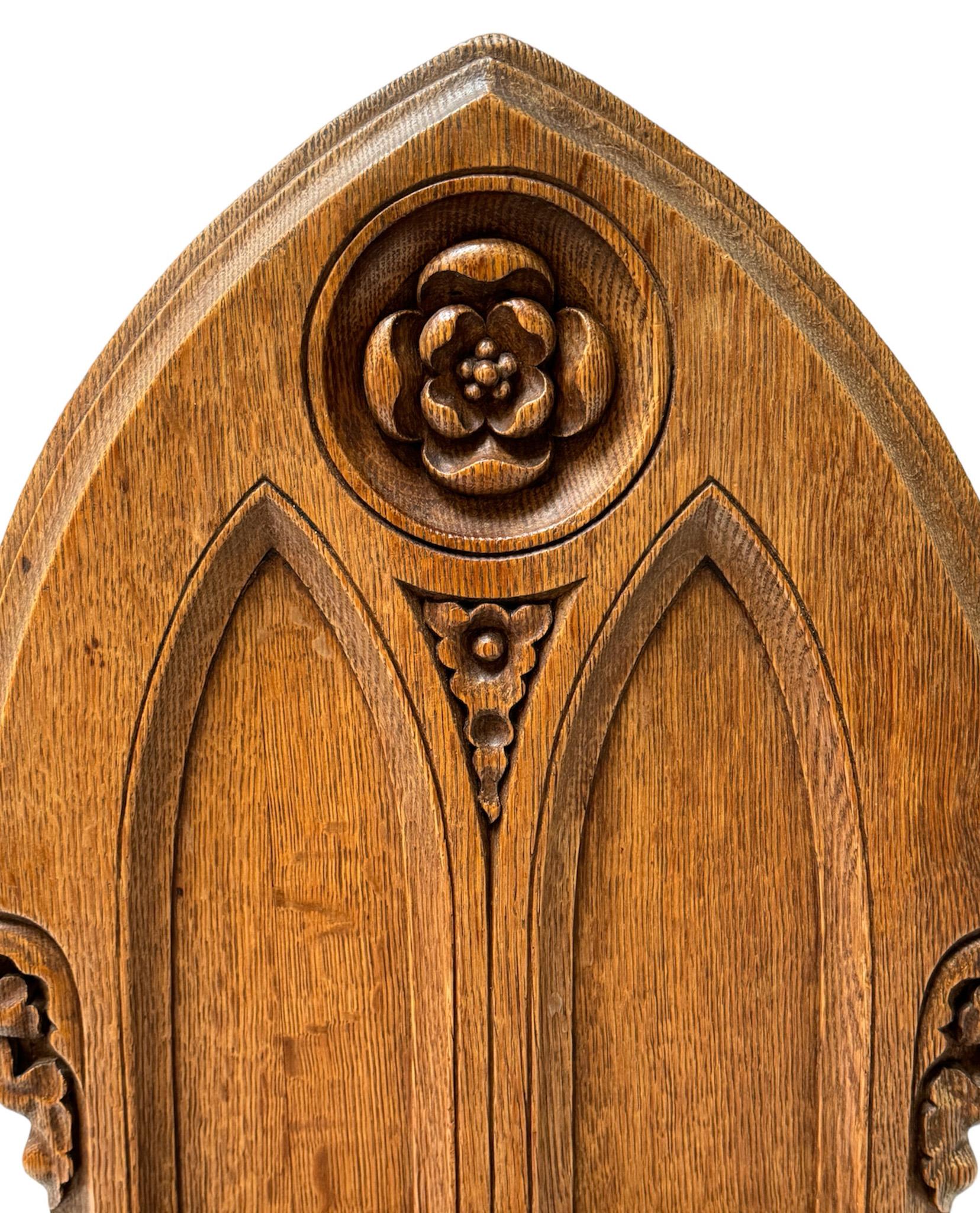 Metà XX secolo Sedia laterale intagliata a mano in stile Gothic Revival, anni '30 in vendita