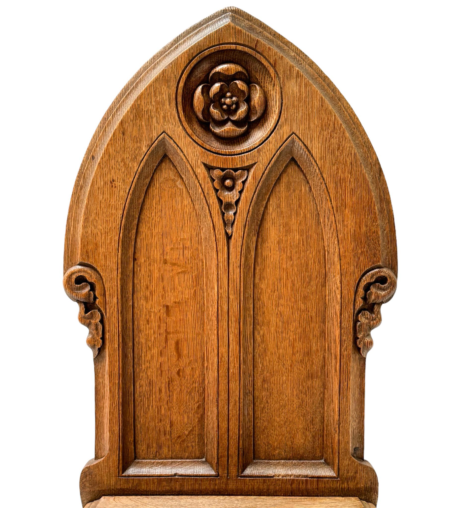Quercia Sedia laterale intagliata a mano in stile Gothic Revival, anni '30 in vendita