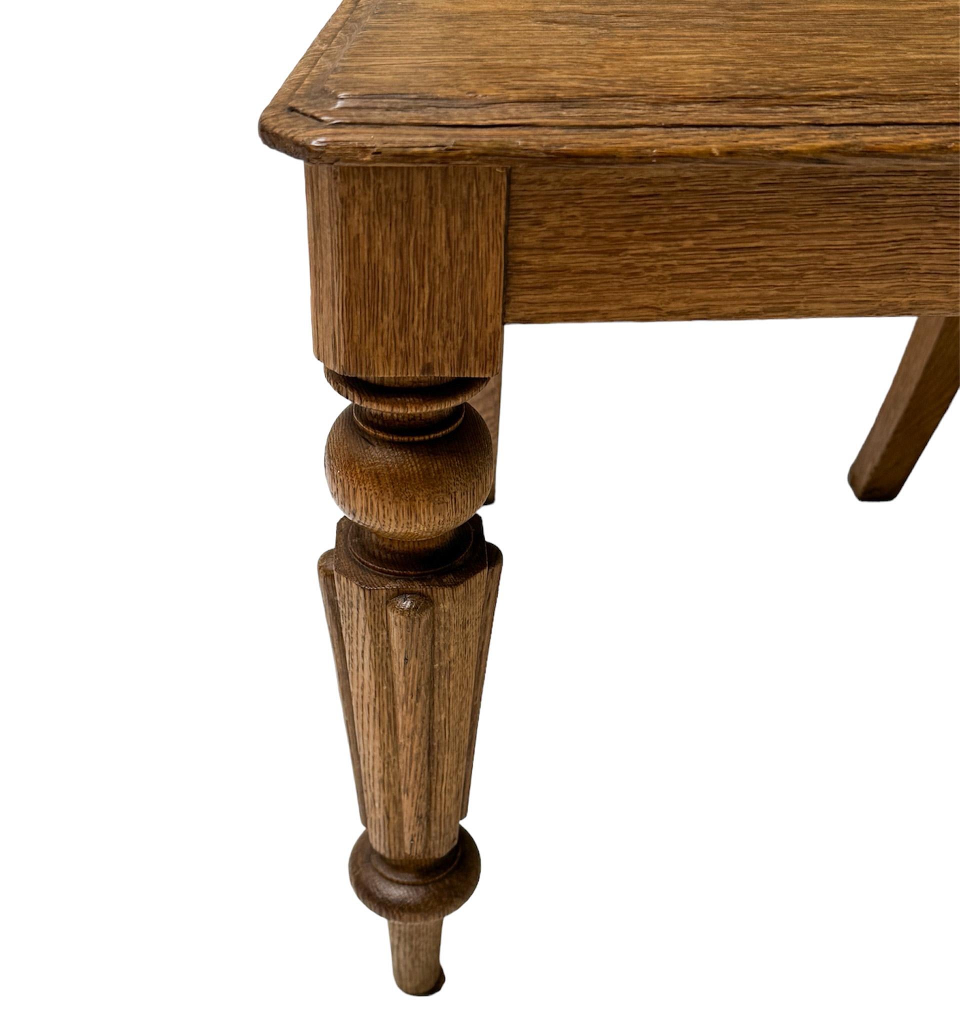 Sedia laterale intagliata a mano in stile Gothic Revival, anni '30 in vendita 1