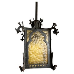 Lanterne / luminaire en fer et verre cathédrale de style néo-gothique médiéval de bonne taille