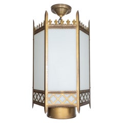 Hängeleuchte aus Metall und Glas mit „Fleur“-Motiv im neugotischen Revival-Stil
