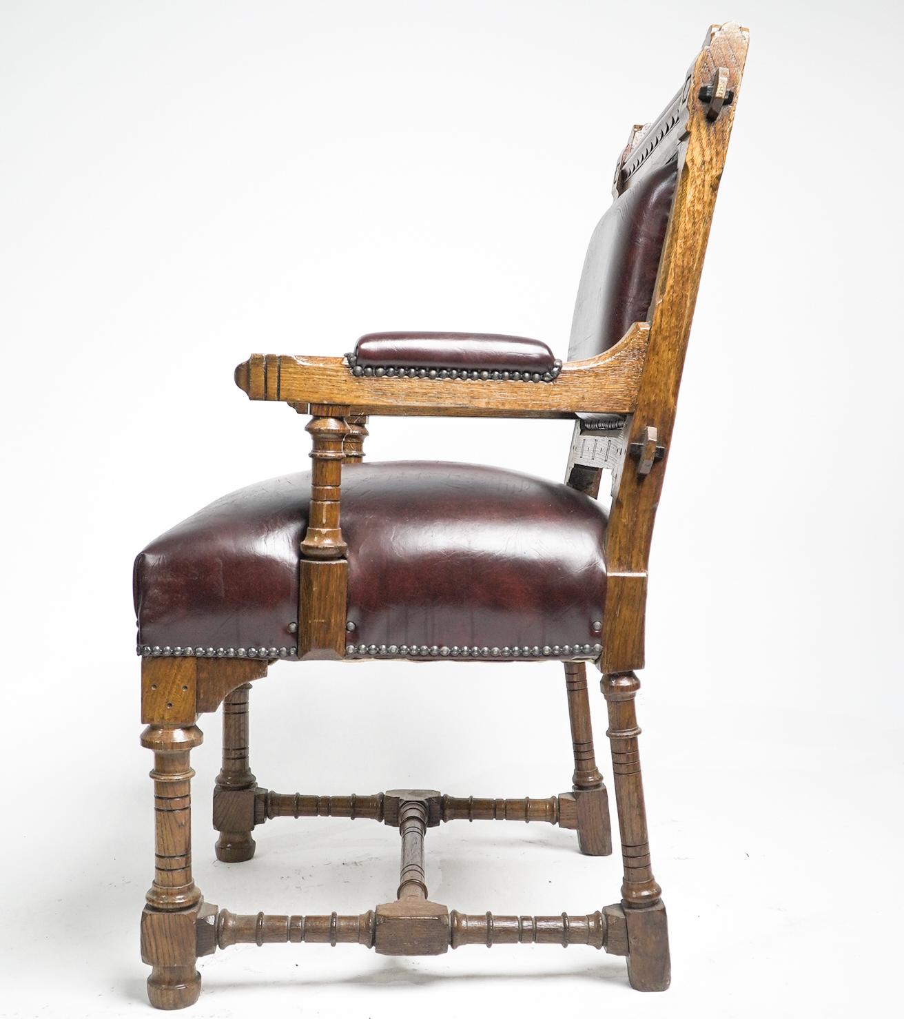 Anglais Fauteuil néo-gothique en chêne conçu par John Pollard Seddon pour Seddon and Co. en vente