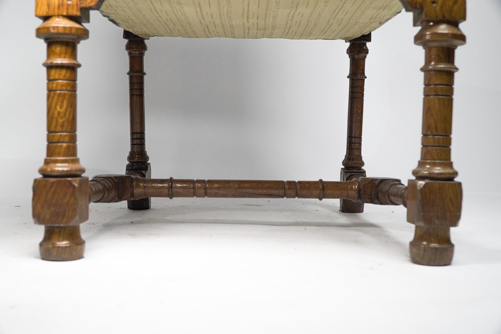XIXe siècle Fauteuil néo-gothique en chêne conçu par John Pollard Seddon pour Seddon and Co. en vente