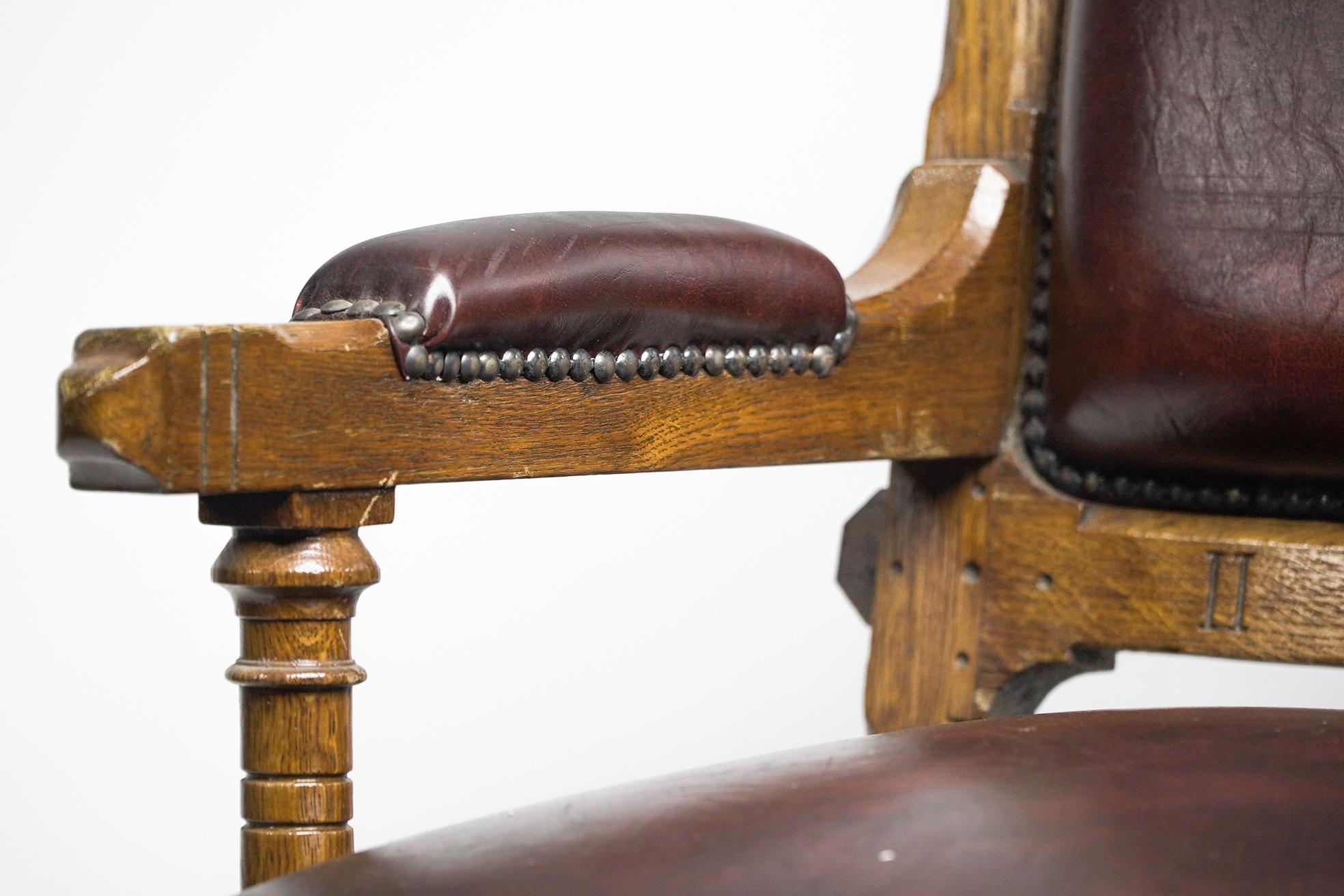 Fauteuil néo-gothique en chêne conçu par John Pollard Seddon pour Seddon and Co. en vente 4
