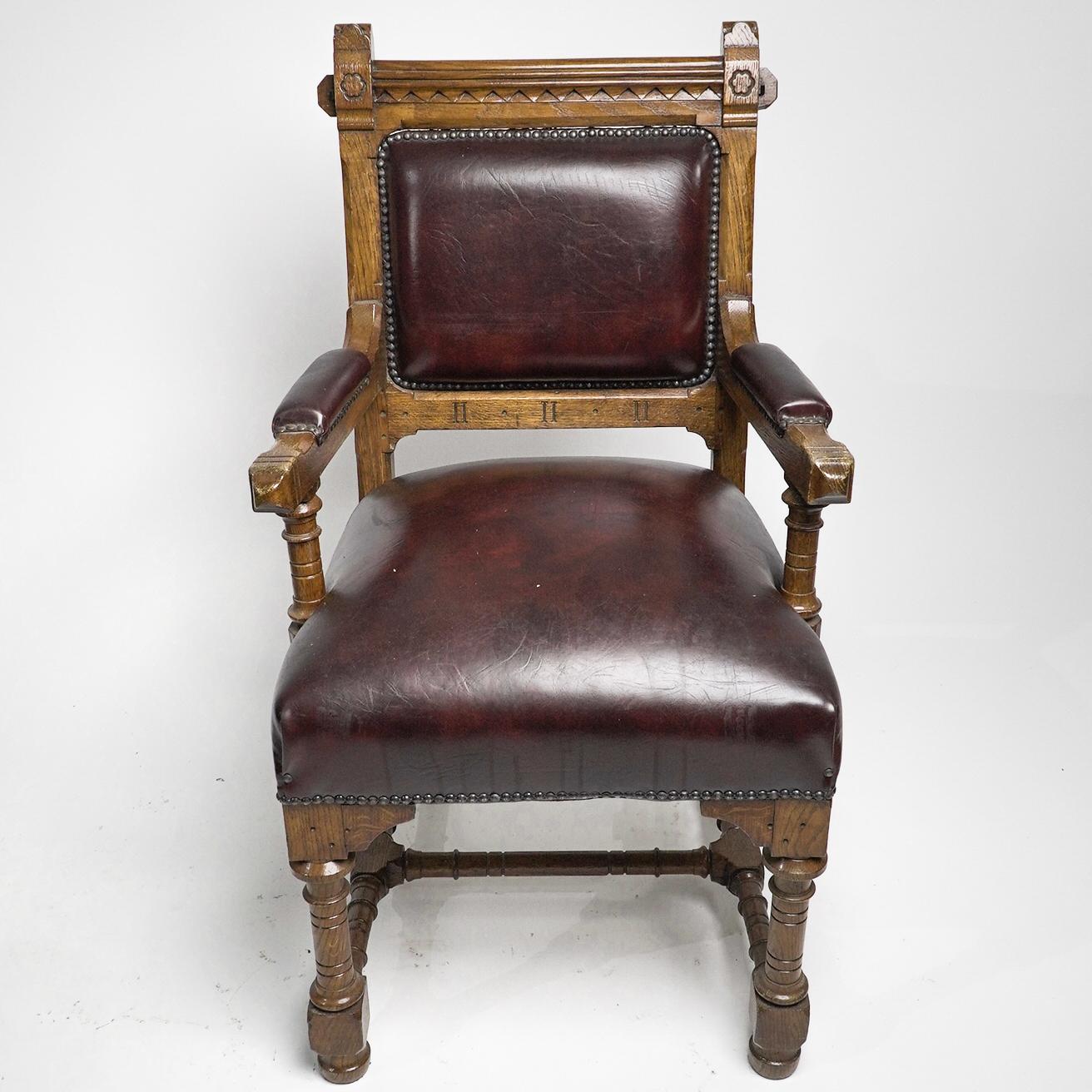 Fauteuil en chêne de style néo-gothique conçu par John Pollard Seddon, fabriqué par l'entreprise familiale Thomas Seddon (Seddon and Co). Basée à Bond Street, l'entreprise, fondée par son arrière-grand-père George Seddon, fournissait des meubles au