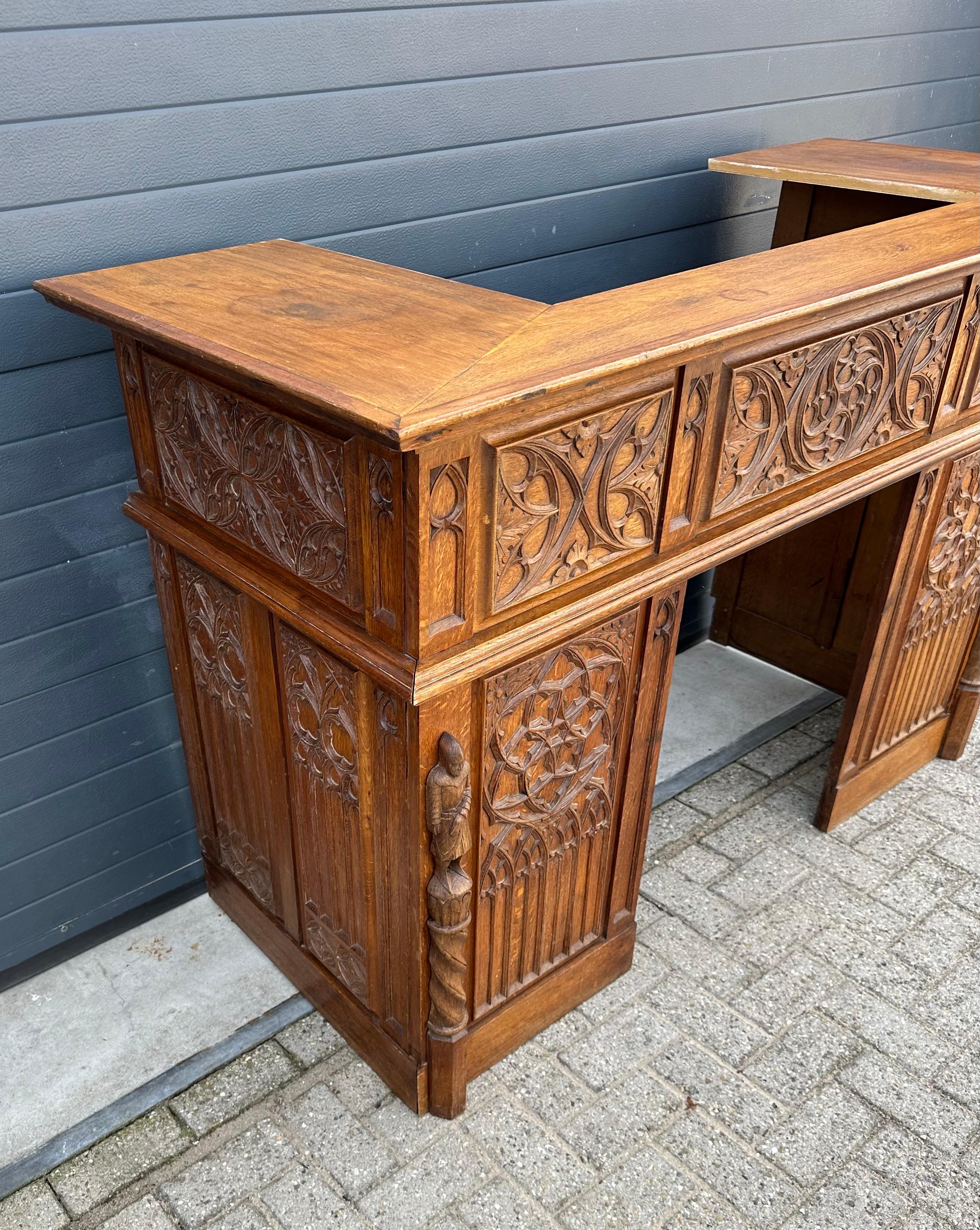 Cheminée en chêne de style néo-gothique avec panneaux de fenêtres et gardes d'église sculptés en vente 2