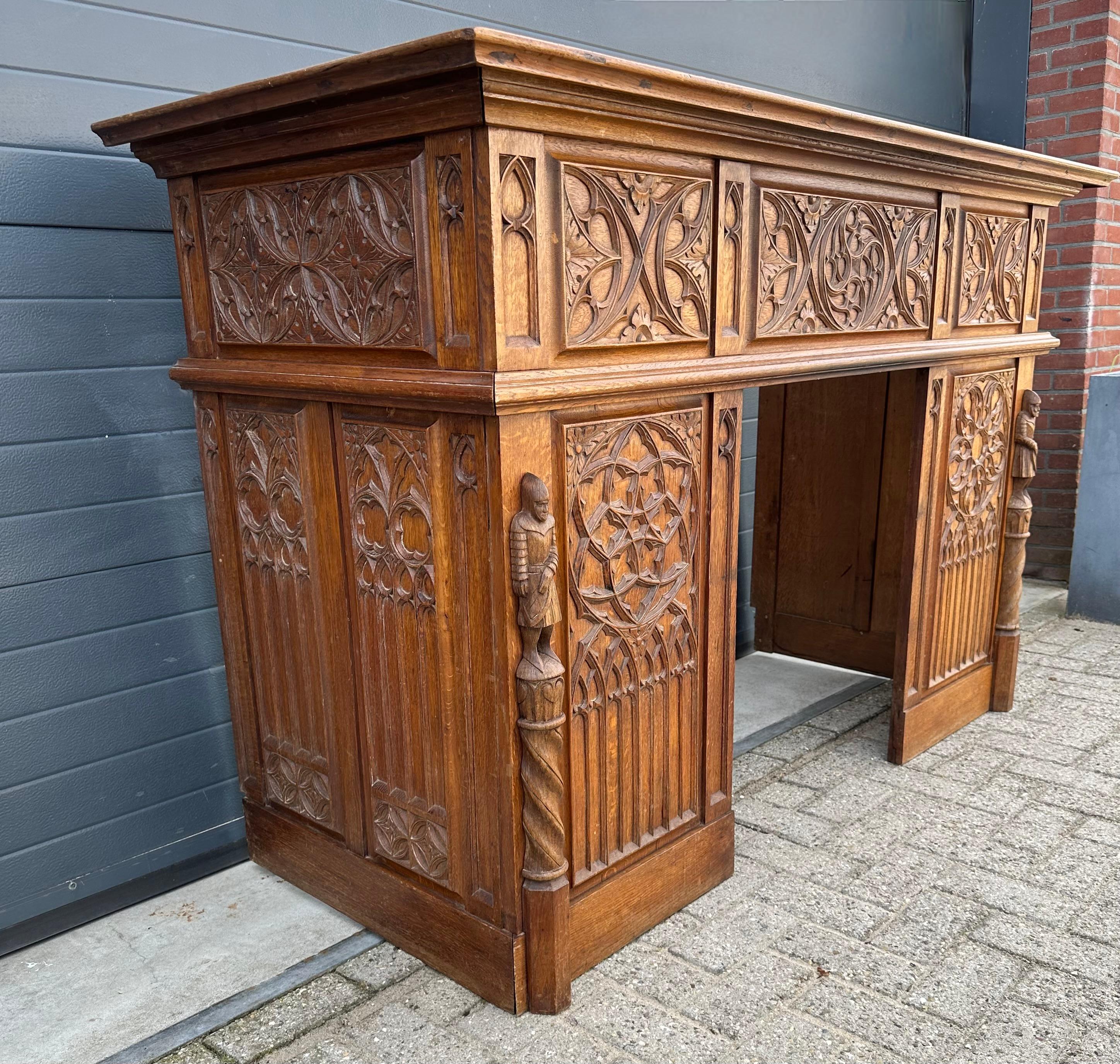 Cheminée en chêne de style néo-gothique avec panneaux de fenêtres et gardes d'église sculptés en vente 3