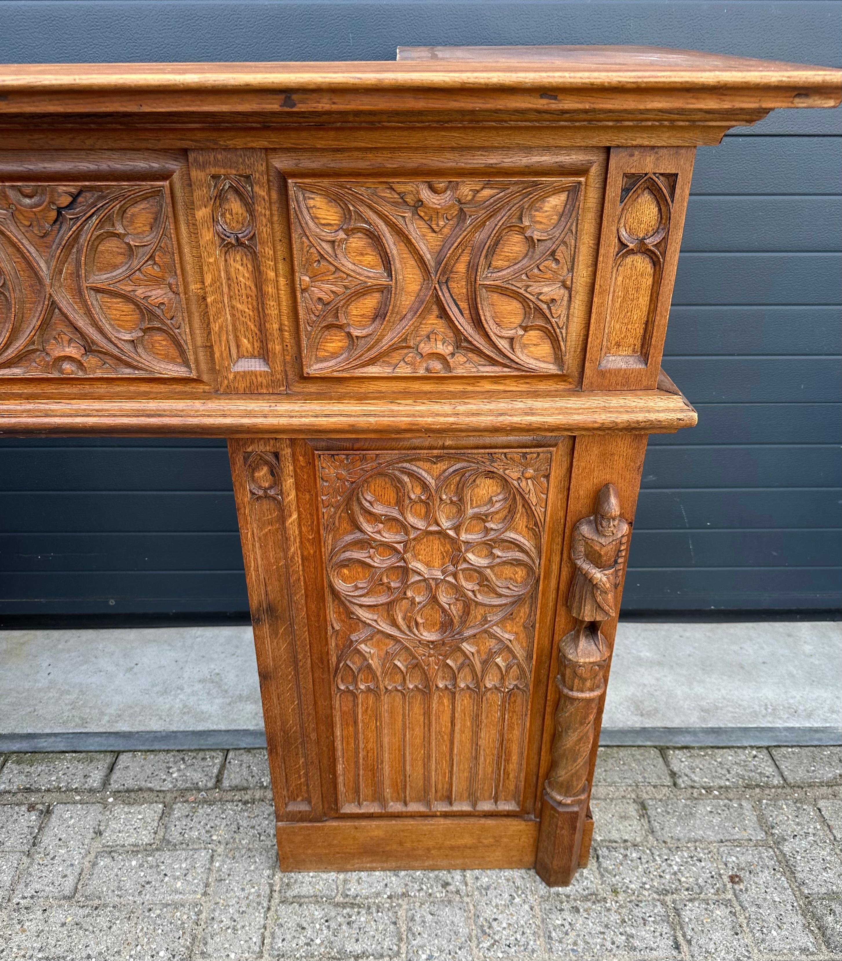 Cheminée en chêne de style néo-gothique avec panneaux de fenêtres et gardes d'église sculptés en vente 5