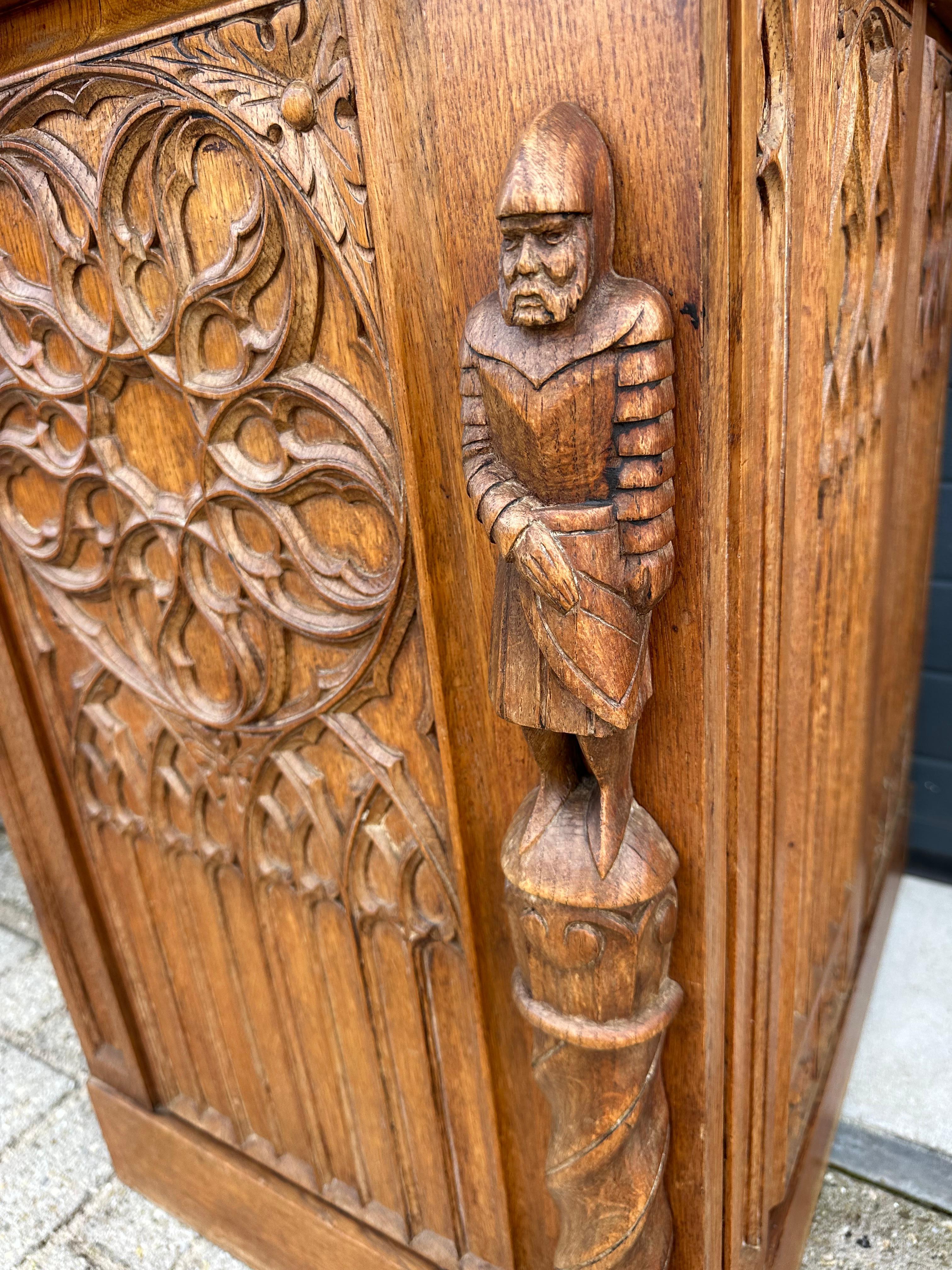 Cheminée en chêne de style néo-gothique avec panneaux de fenêtres et gardes d'église sculptés en vente 6