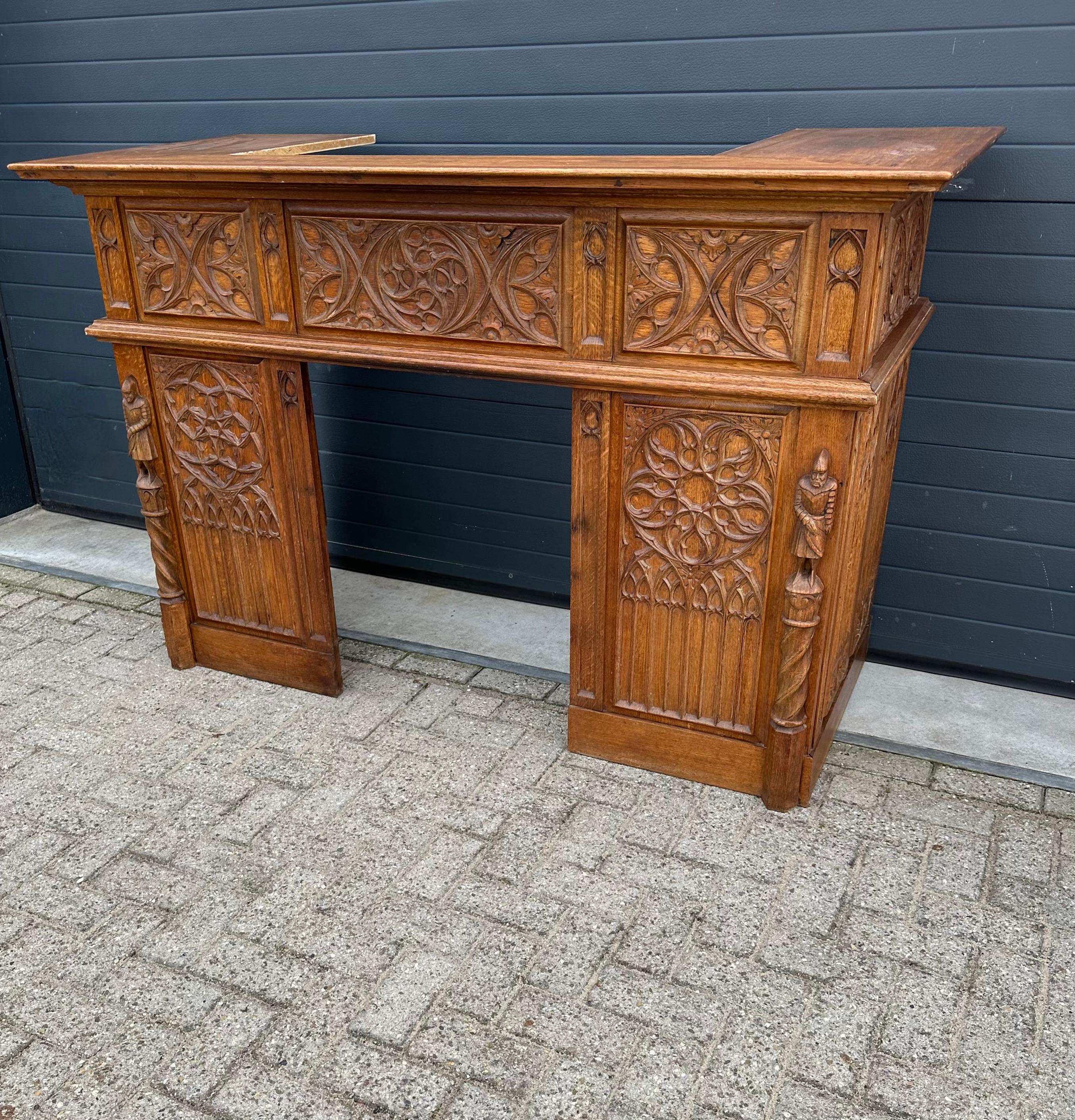 Cheminée en chêne de style néo-gothique avec panneaux de fenêtres et gardes d'église sculptés en vente 8