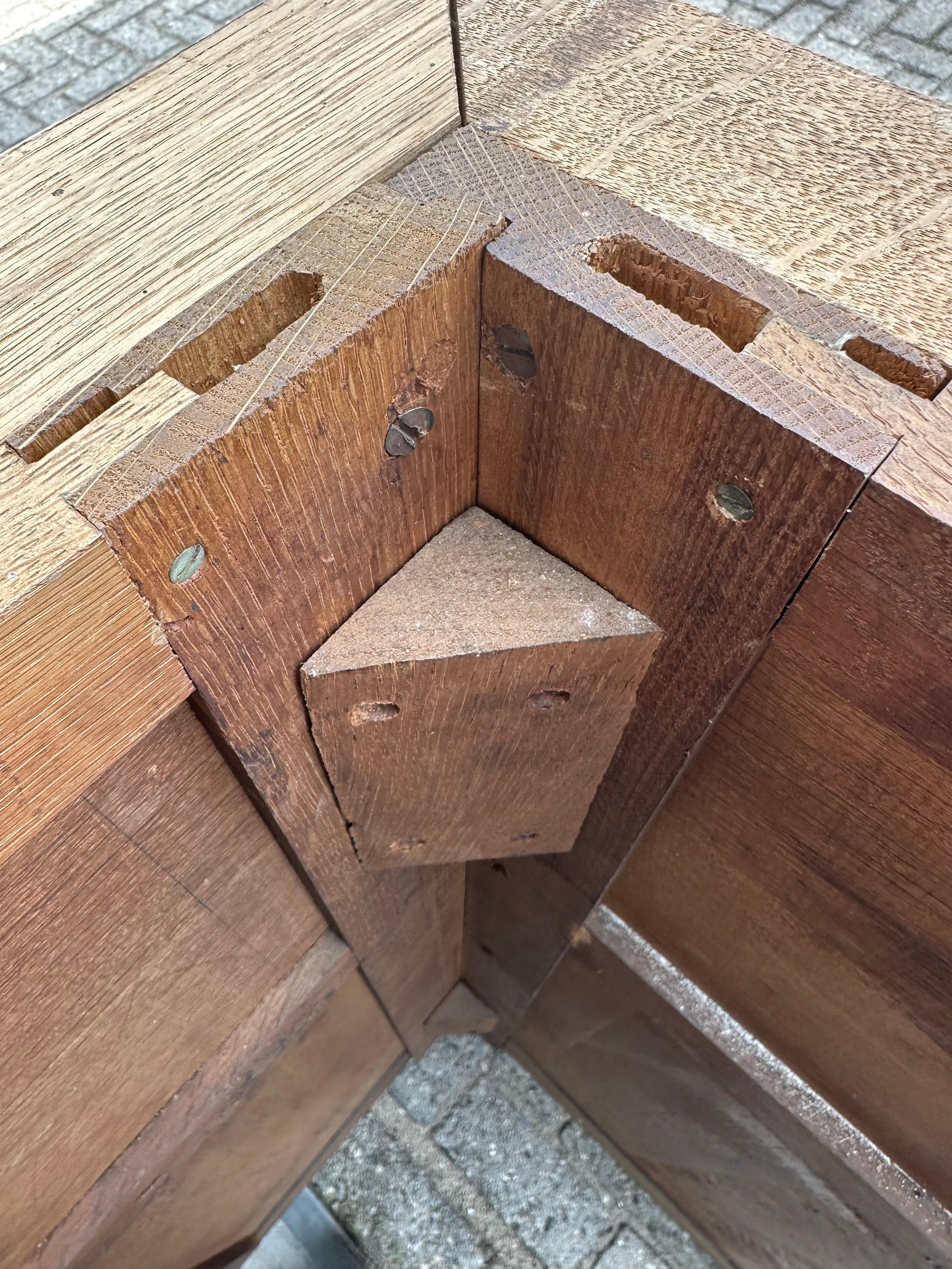 Cheminée en chêne de style néo-gothique avec panneaux de fenêtres et gardes d'église sculptés en vente 11