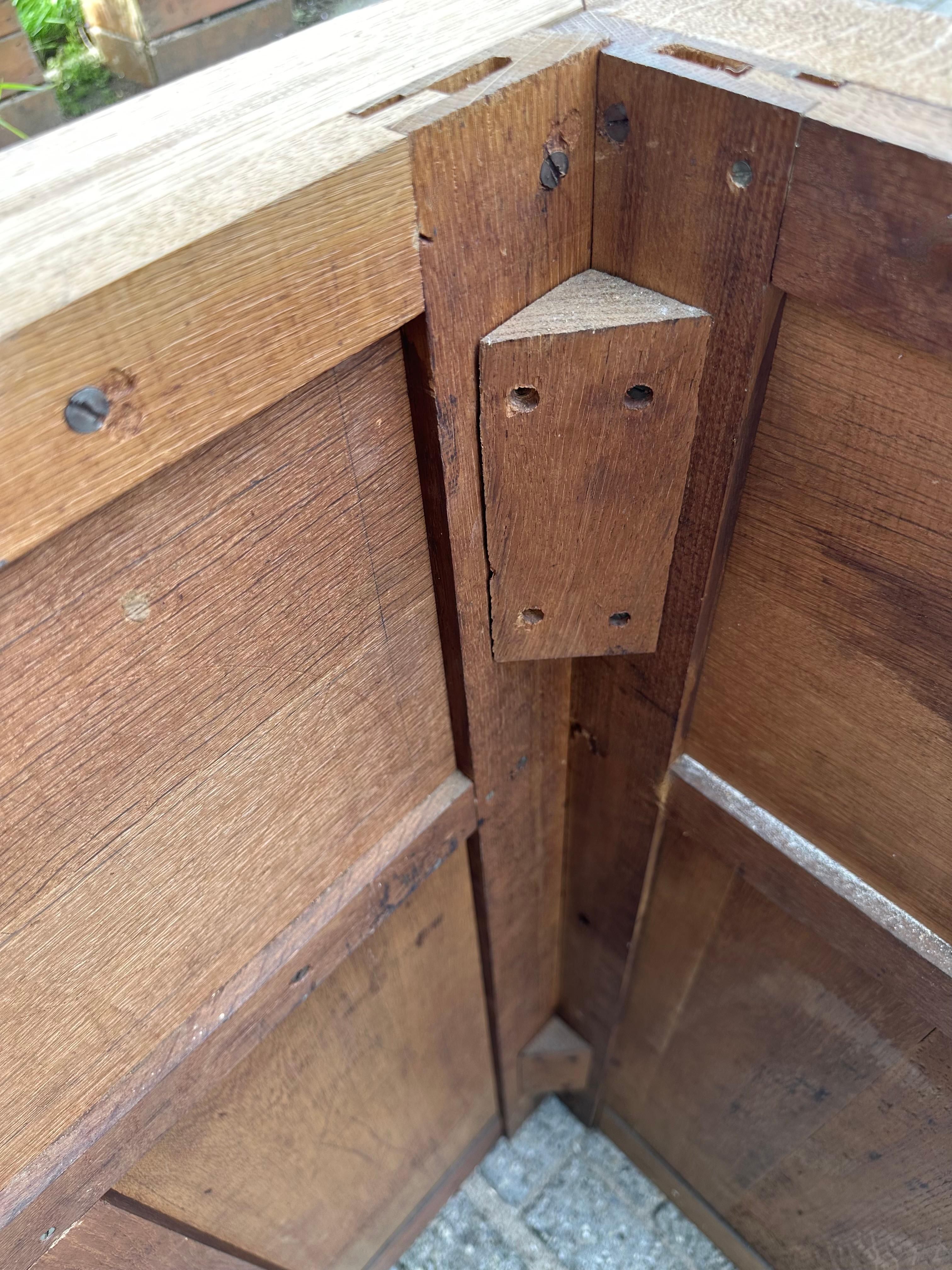Cheminée en chêne de style néo-gothique avec panneaux de fenêtres et gardes d'église sculptés en vente 12