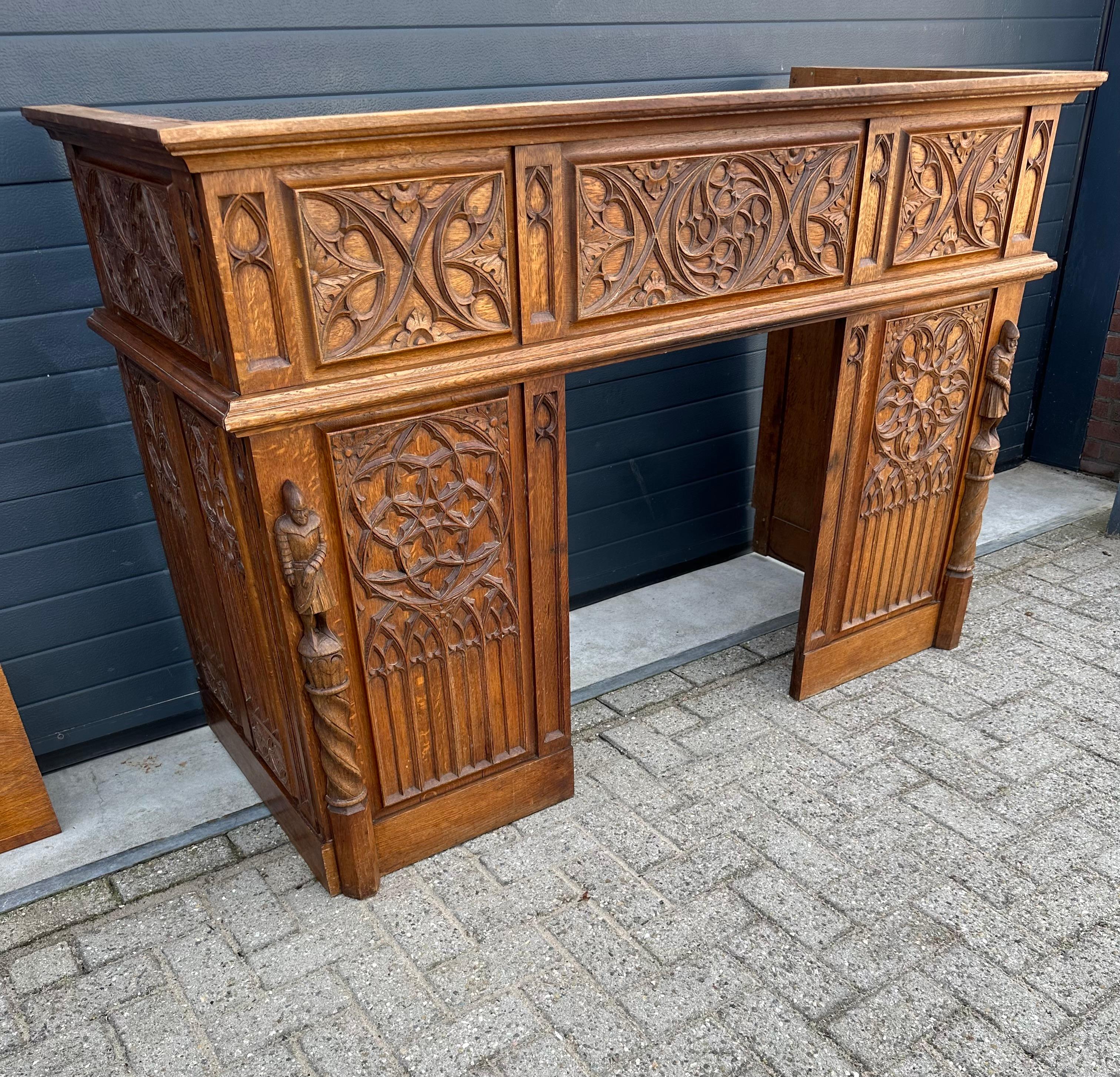 Néo-gothique Cheminée en chêne de style néo-gothique avec panneaux de fenêtres et gardes d'église sculptés en vente