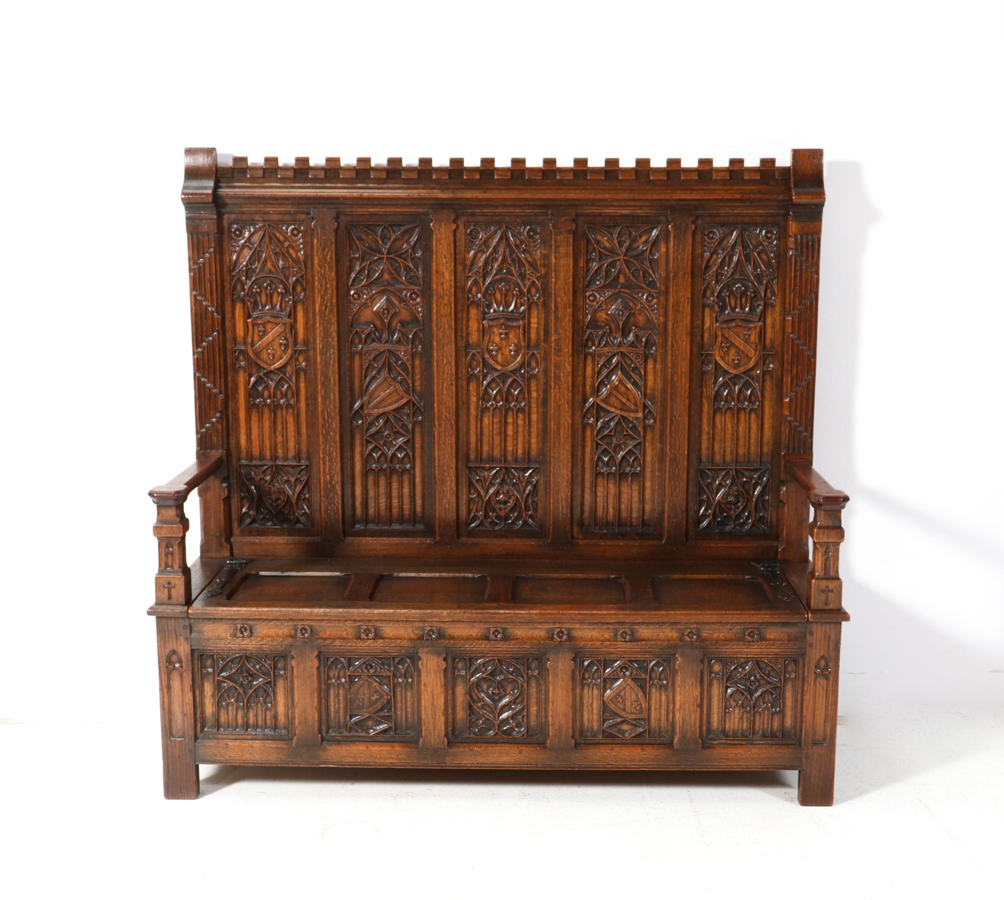Magnifica e rarissima panca da ingresso con schienale alto in stile gotico revival.
Un sorprendente design olandese degli anni '1900.
Struttura in rovere massiccio con elementi originali intagliati a mano sul retro e sui lati!
Sotto la seduta, con