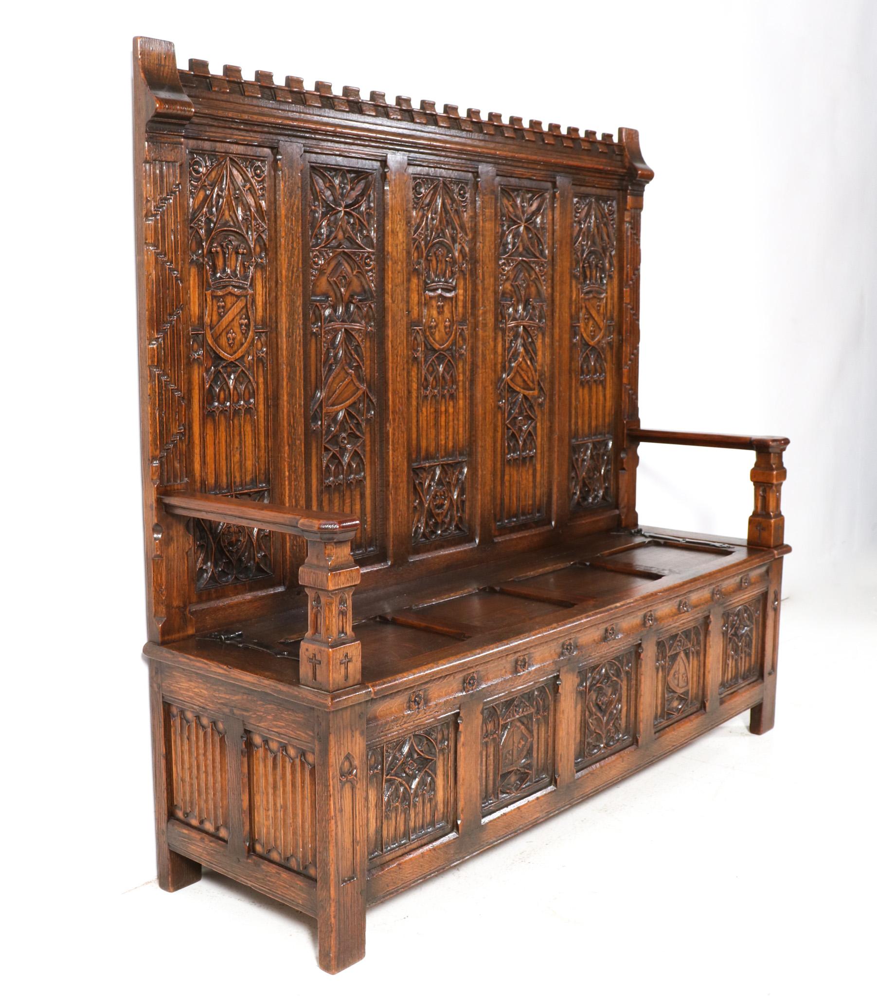  Gothic Revival Oak High Back Hall Bench, 1900s In Good Condition For Sale In Amsterdam, NL