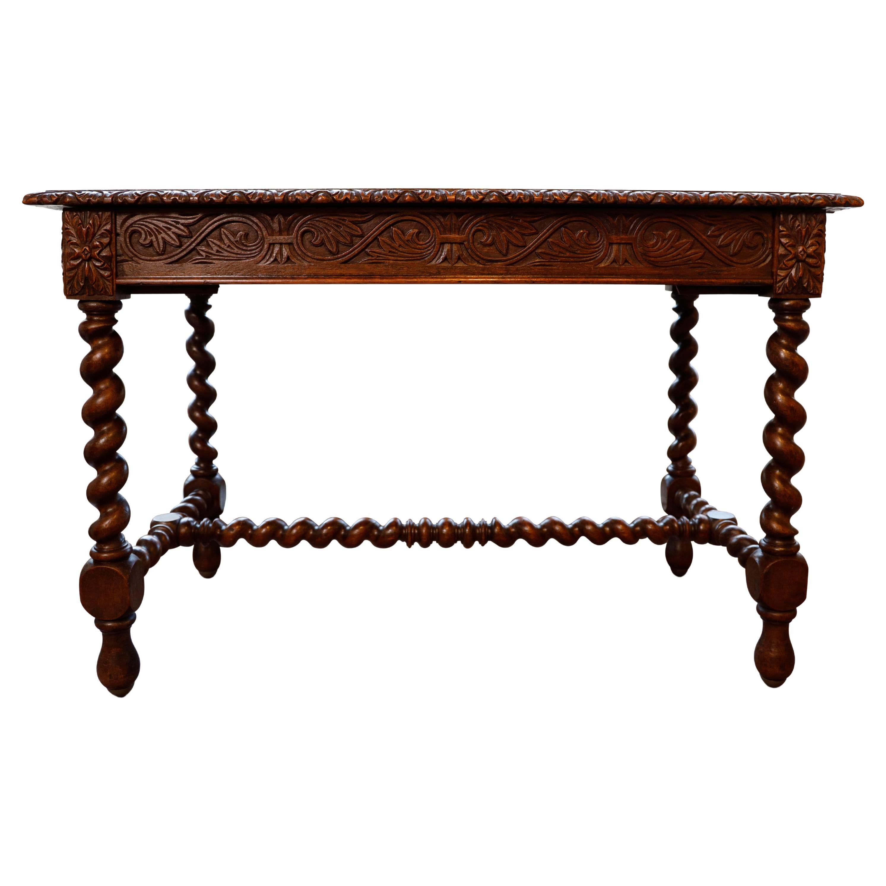 Mesa auxiliar de roble de estilo gótico