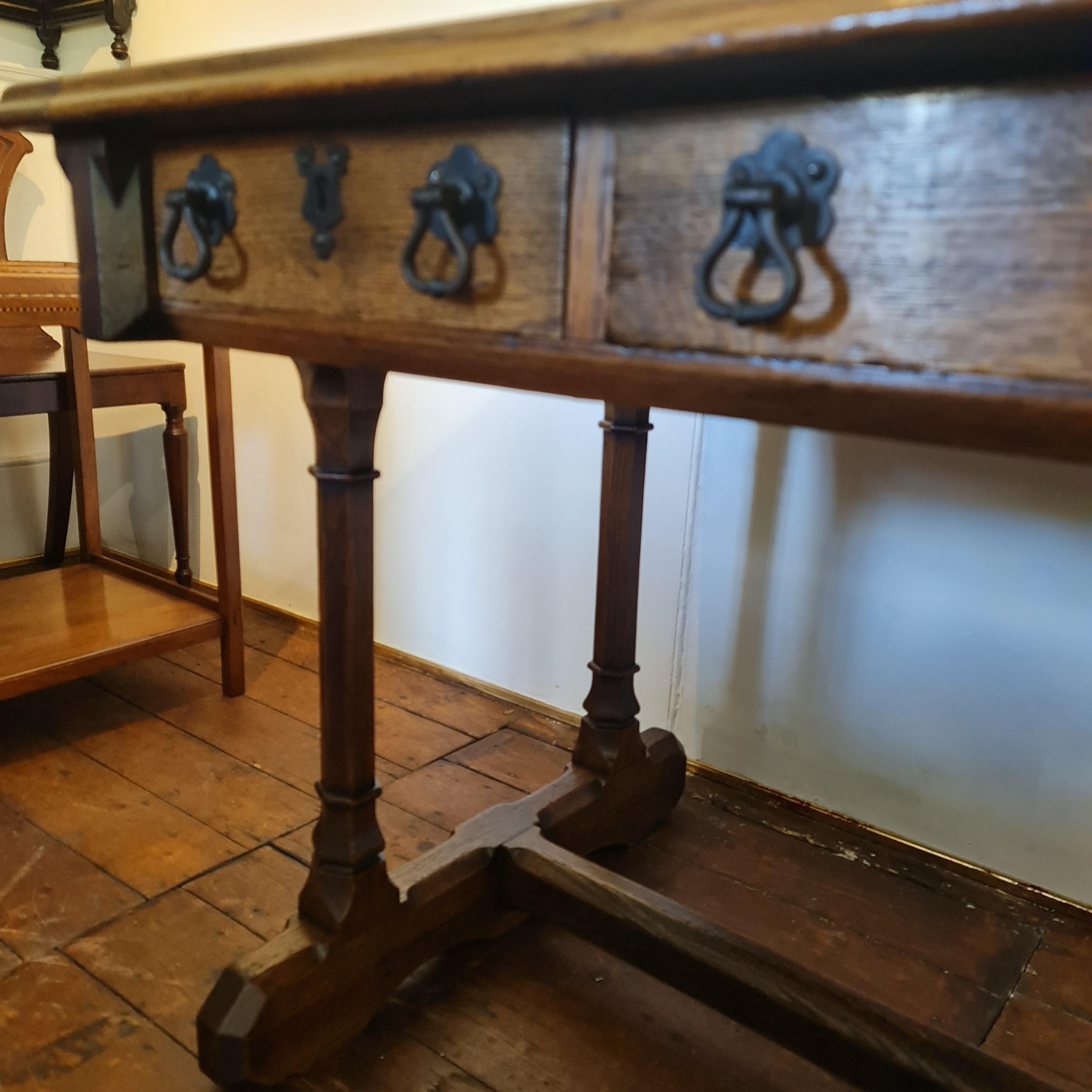 Schreib- oder Bibliothekstisch aus Eiche im gotischen Revival  A. W. N. Pugin im Zustand „Gut“ im Angebot in Tunbridge Wells, GB