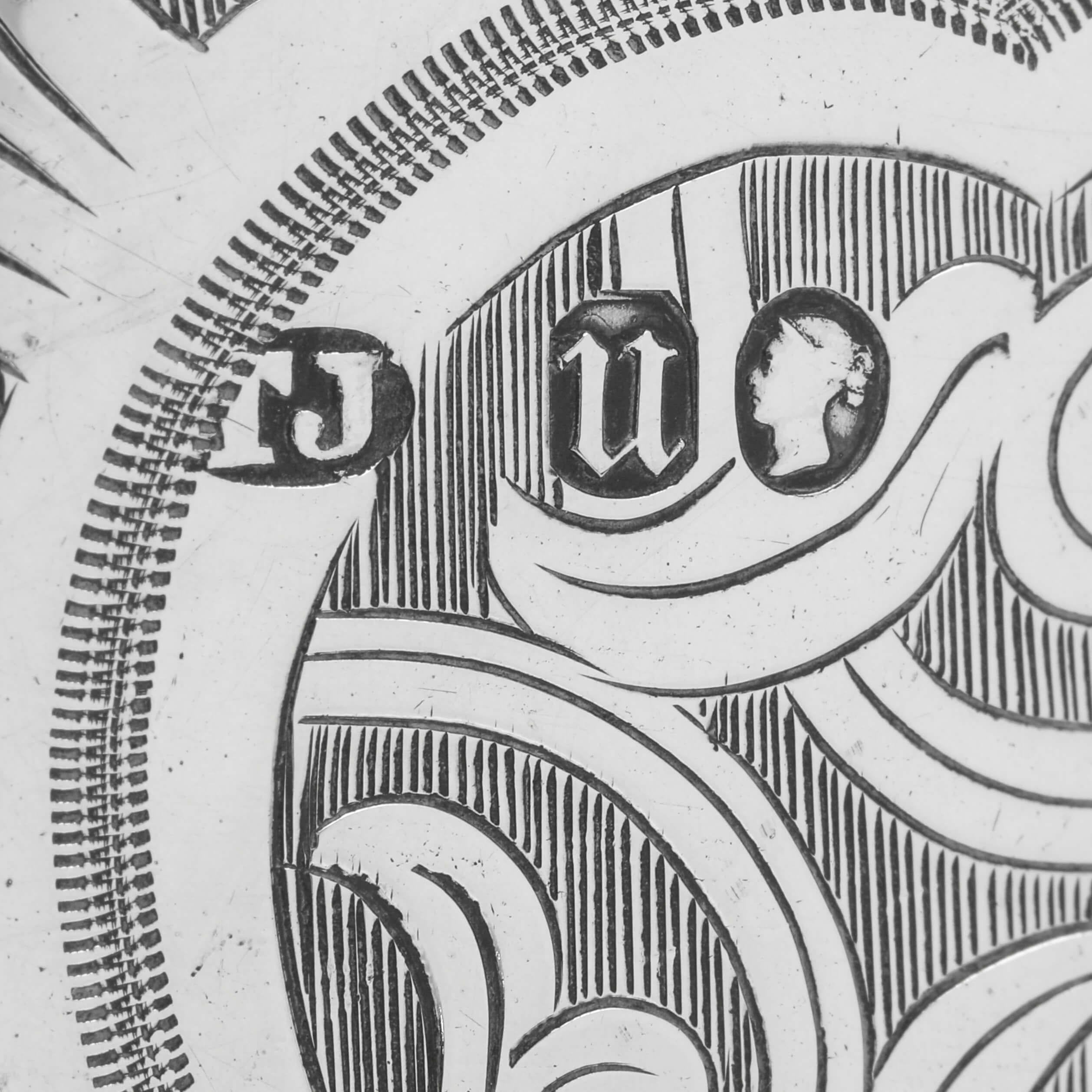 Flacon de hanche victorien ovale en argent sterling de style néo-gothique par Thomas Johnson, 1875 Bon état - En vente à London, London