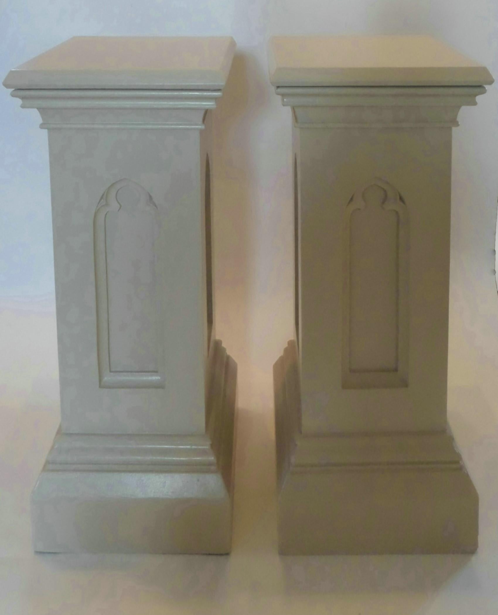 Paar bemalte Eichenholzsockel im gotischen Stil, Vereinigte Staaten, spätes 19. Jahrhundert (amerikanisch) im Angebot