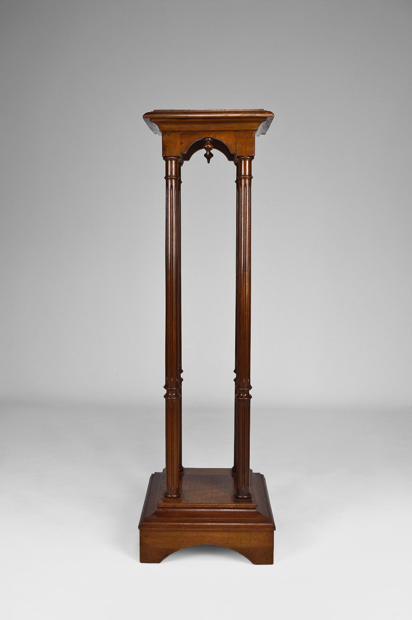 Elegant high pedestal / gueridon / side table in carved solid walnut with 4 columns.

Neo-Gothic / Gothic Revival / Victorian style, France, late 19th century, circa 1880. 

In very good condition: wood cleaned, treated against xylophages, new
